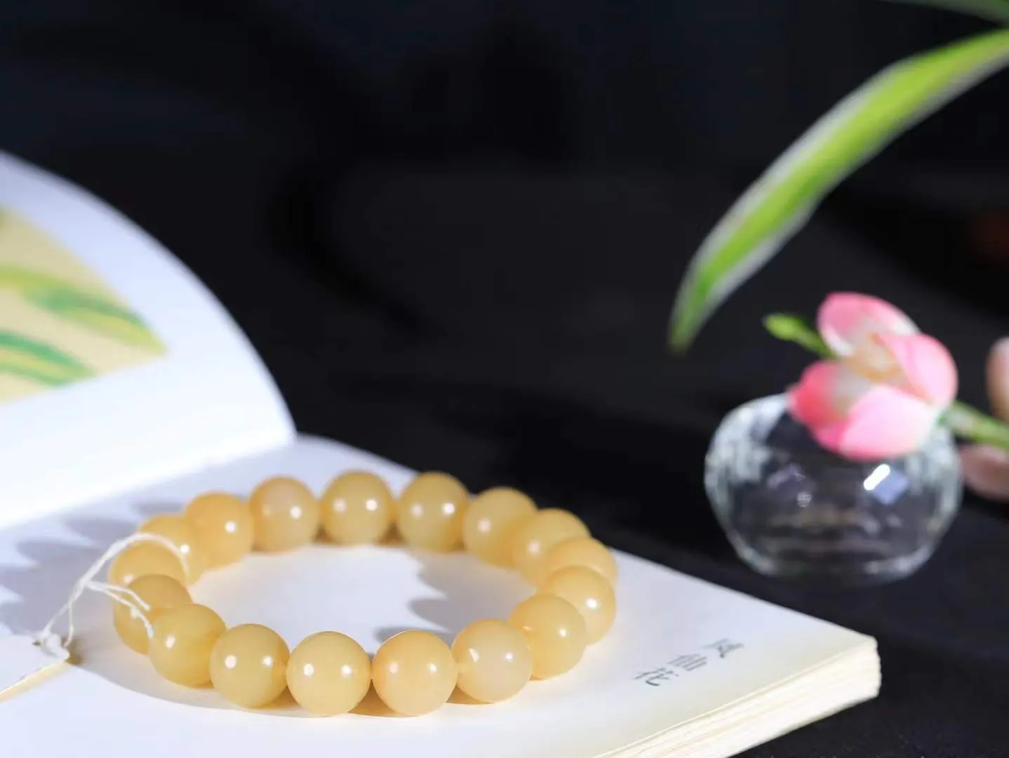 【珠圆玉润.手串】

精品和田玉糖白玉珠圆玉润手串 玉质温润细腻  整串打磨圆润，佩戴舒适。珠珠落玉