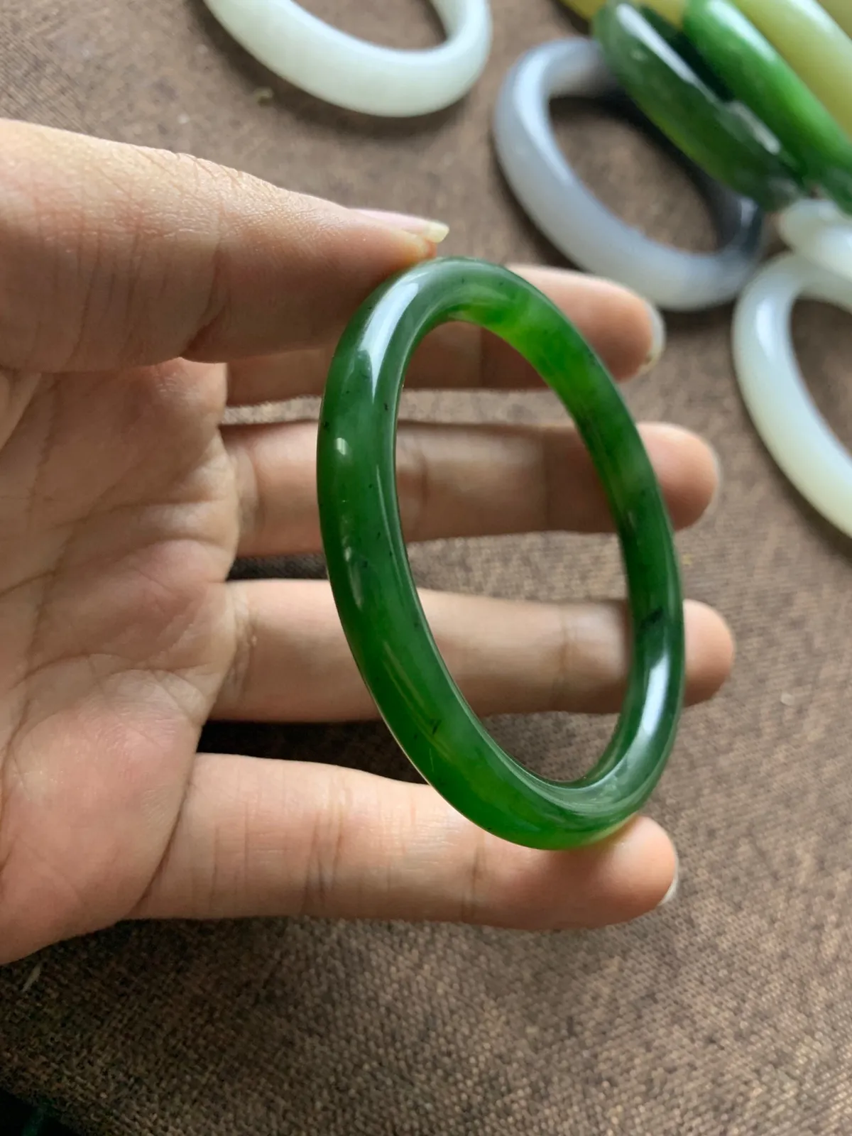 和田玉54.5圈口菠菜绿圆条手镯，品质牛