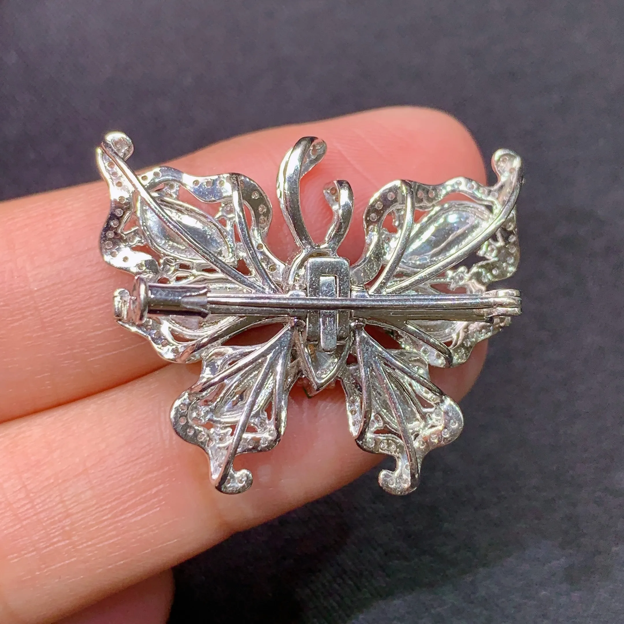 冰阳绿随形蝴蝶胸针，吊坠两用款，18k金镶嵌，款式新颖，冰润色阳，种水足，整体尺寸25.2*31*8.7