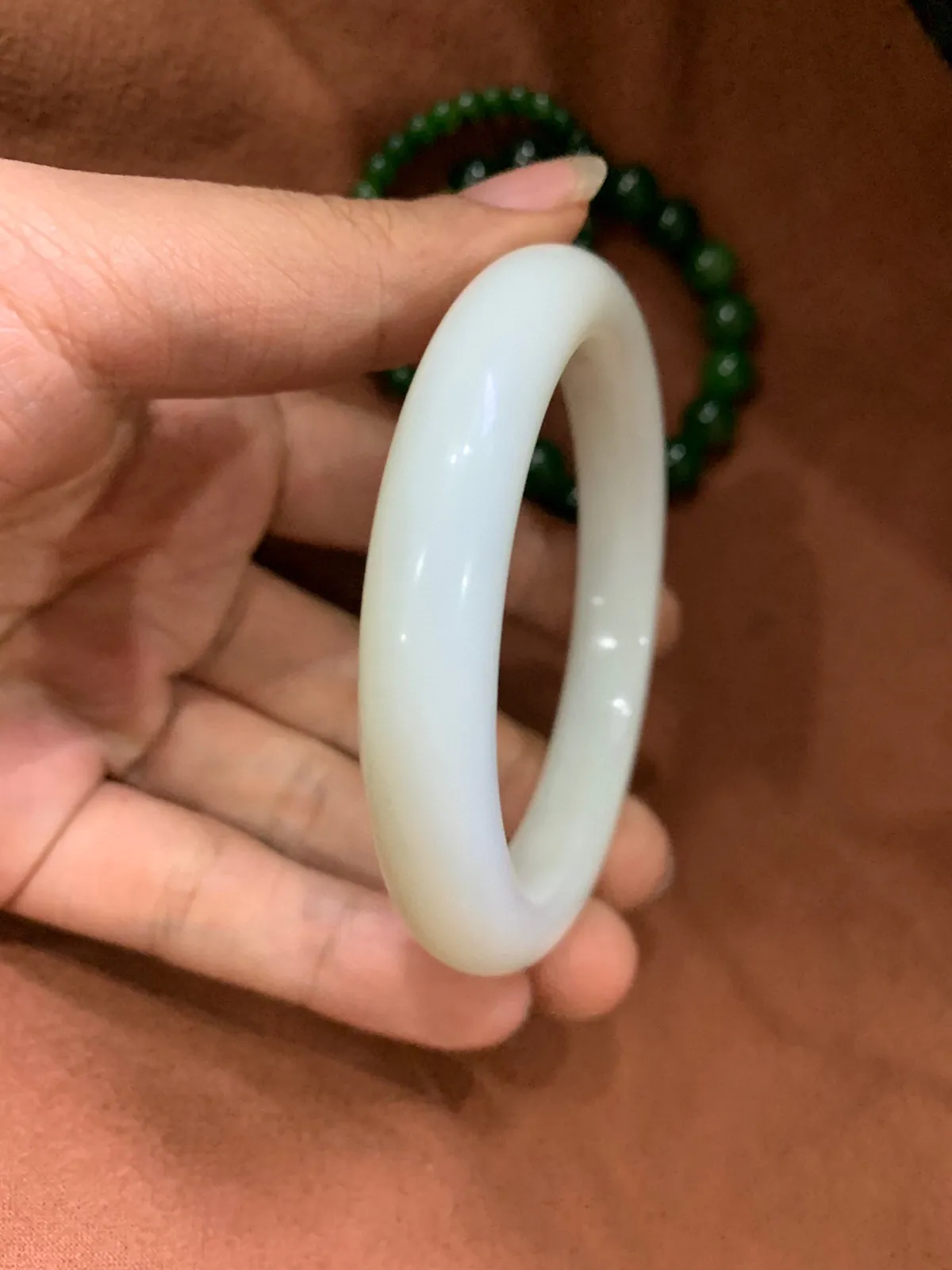 和田玉55圈口白玉暖白色手镯。脂粉好油性足。手推出油。玉质细腻油润 无裂无杂