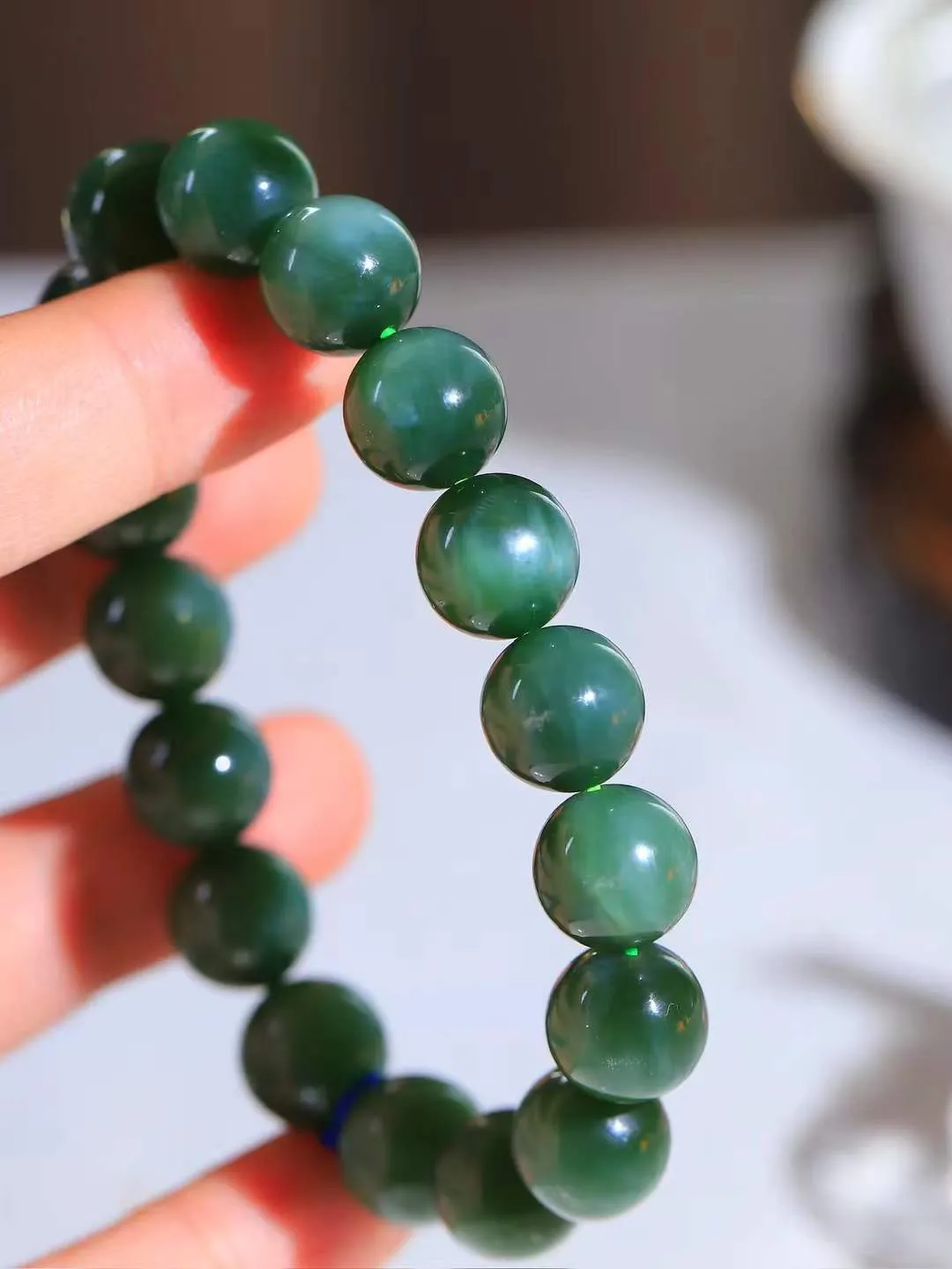 【珠圆玉润.手串】

精品和田玉碧玉猫眼珠圆玉润手串 玉质温润细腻  整串打磨圆润，佩戴舒适。珠珠落玉盘，间关莺语花底滑，一生美好时光，无论身在何处，都有它相伴相守。事事顺遂，幸福美满，吉祥如意。重46克 尺寸取一12mm FDT-161103013