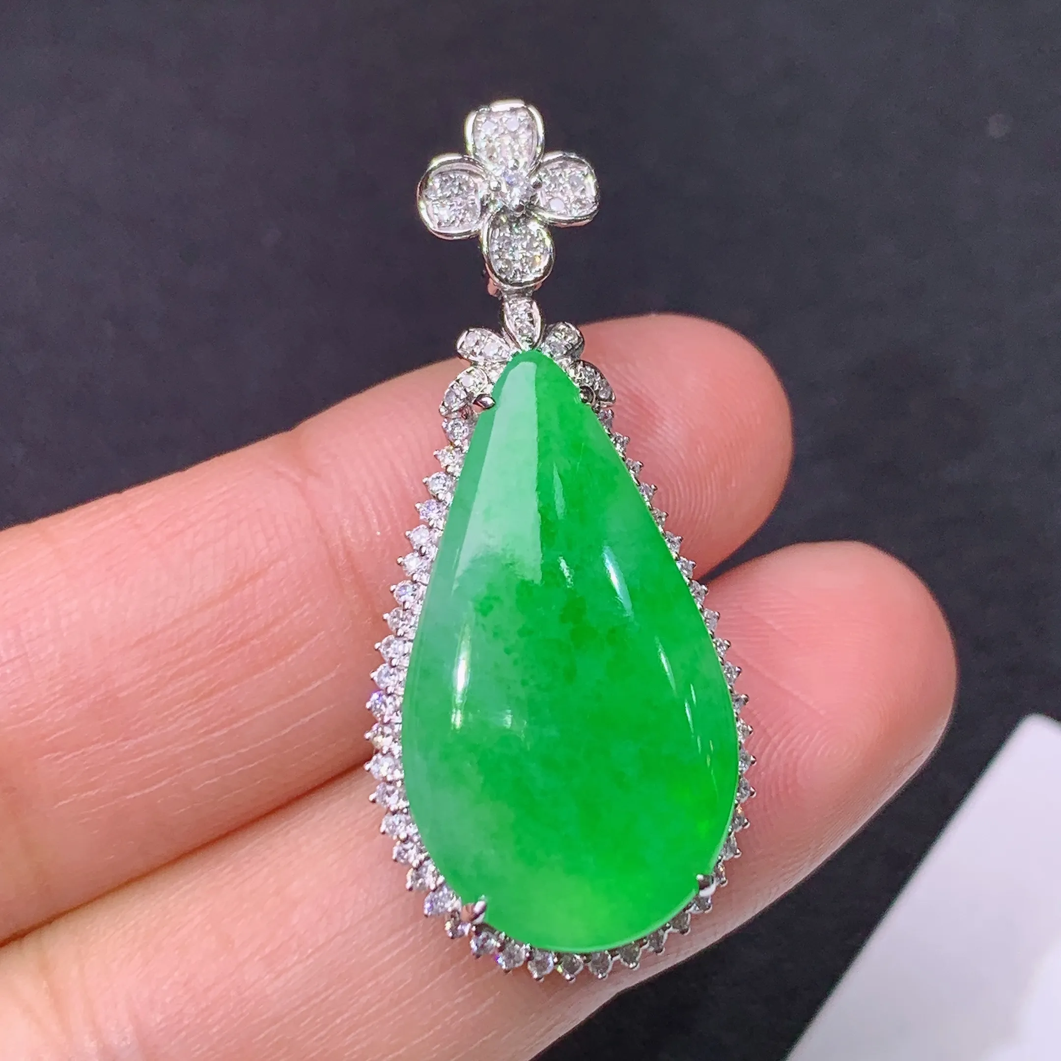 冰阳绿水滴吊坠，18k金镶嵌，色泽鲜阳，冰润细腻，种水足，整体尺寸36.6*16.3*6.5