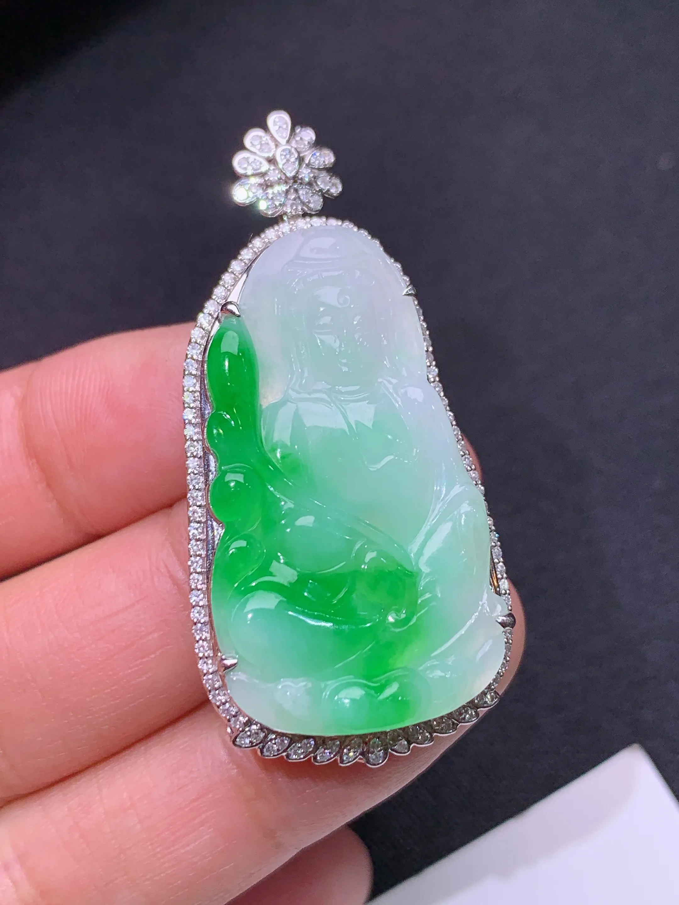 冰飘绿观音吊坠，18k金镶嵌，冰润色阳，玉质细腻，种水足，整体尺寸46.9*22.7*8.3