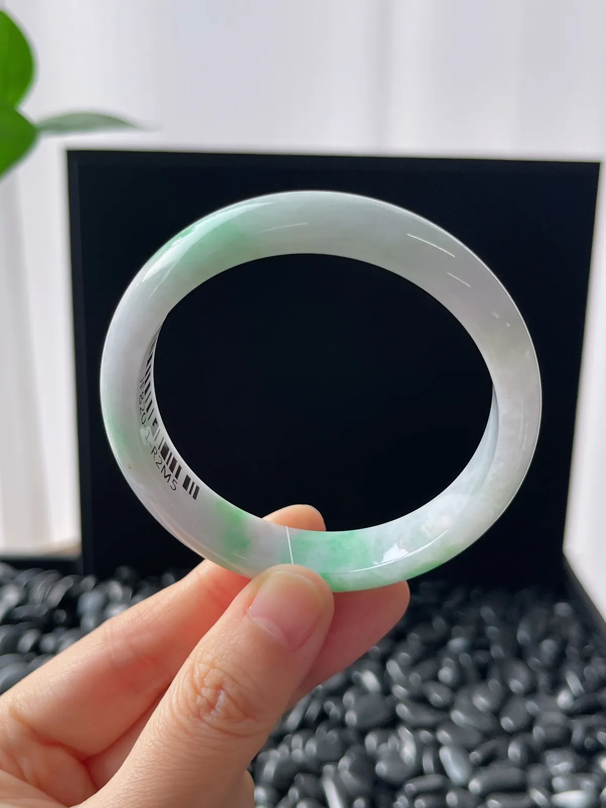 正圈54.4圈口，翡翠糯化种飘绿手镯