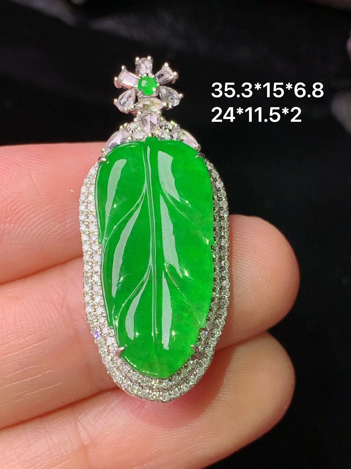 18k金钻镶嵌满绿树叶吊坠 玉质细腻 色泽清新艳丽 整体尺寸35.3*15*6.8