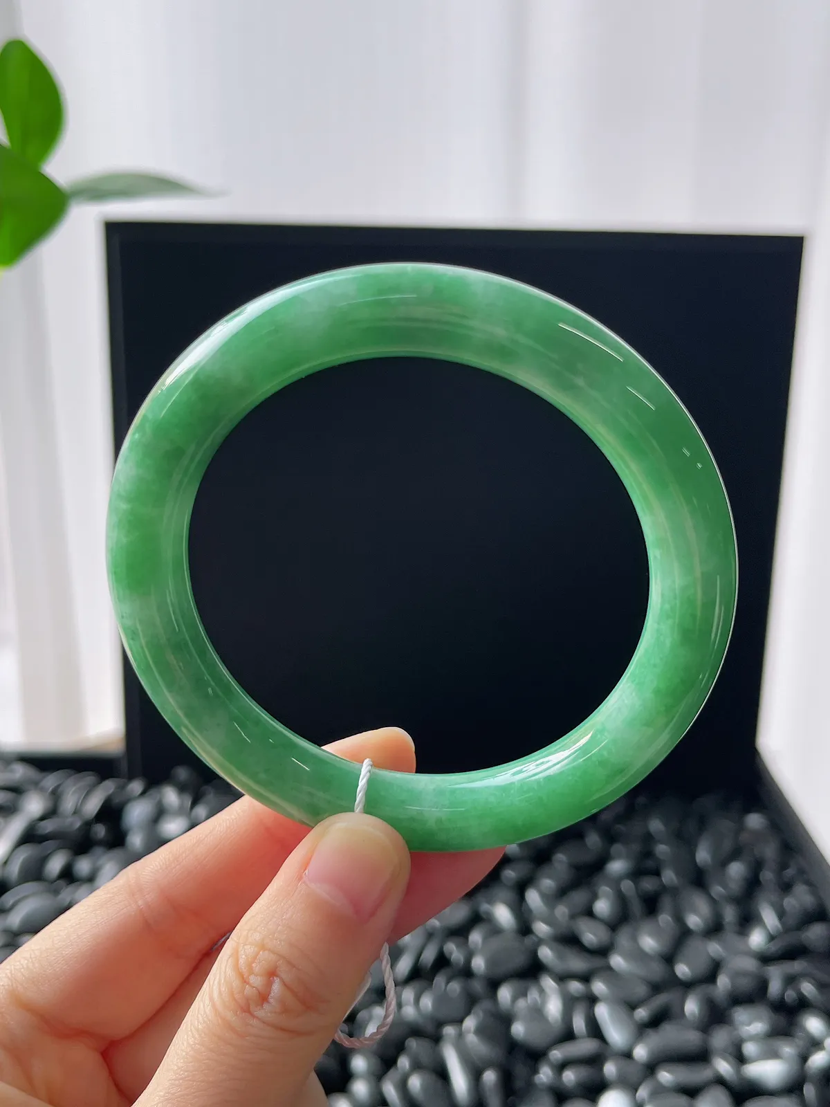 圆镯57.7圈口，翡翠糯化种绿色手镯