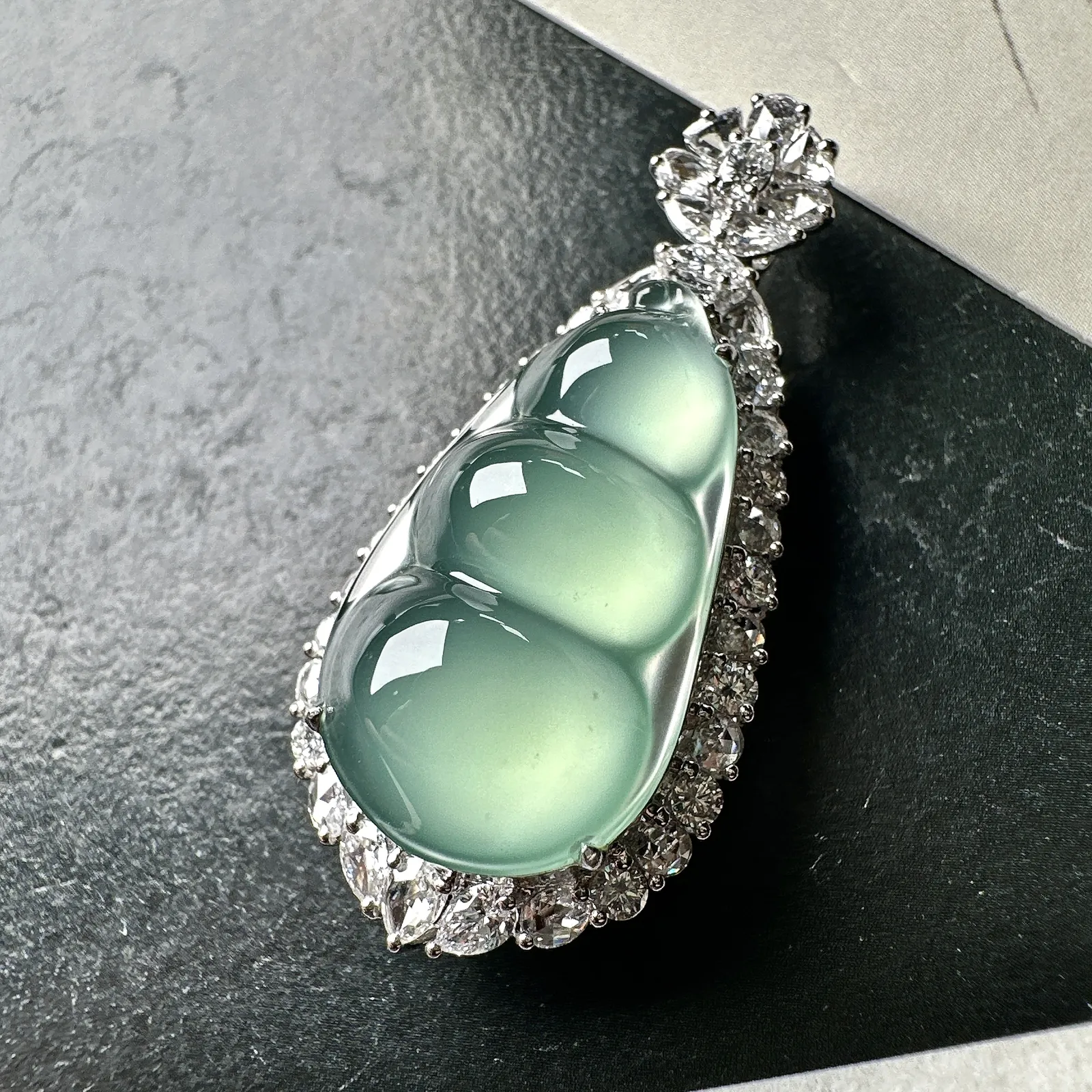 【玻璃种晴蓝福豆吊坠】起钢光，种地上乘，冰感十足，通透起光，饱满圆润，收藏品质，18k金钻镶嵌，裸石尺寸23.9*13.9*6.2毫米