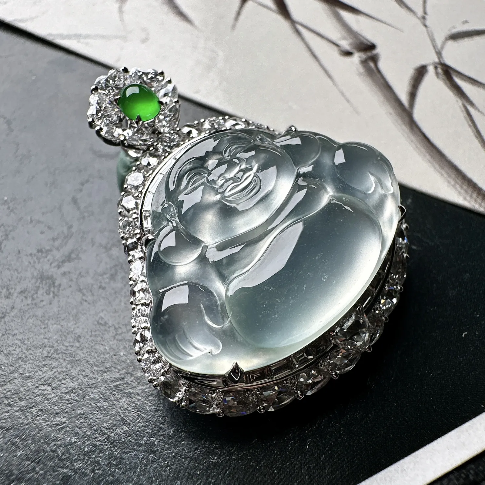 【玻璃种佛公吊坠】种水上乘，晶莹剔透，纯净通透，莹光感很强，18k金钻镶嵌，裸石尺寸20*27.4*5毫米