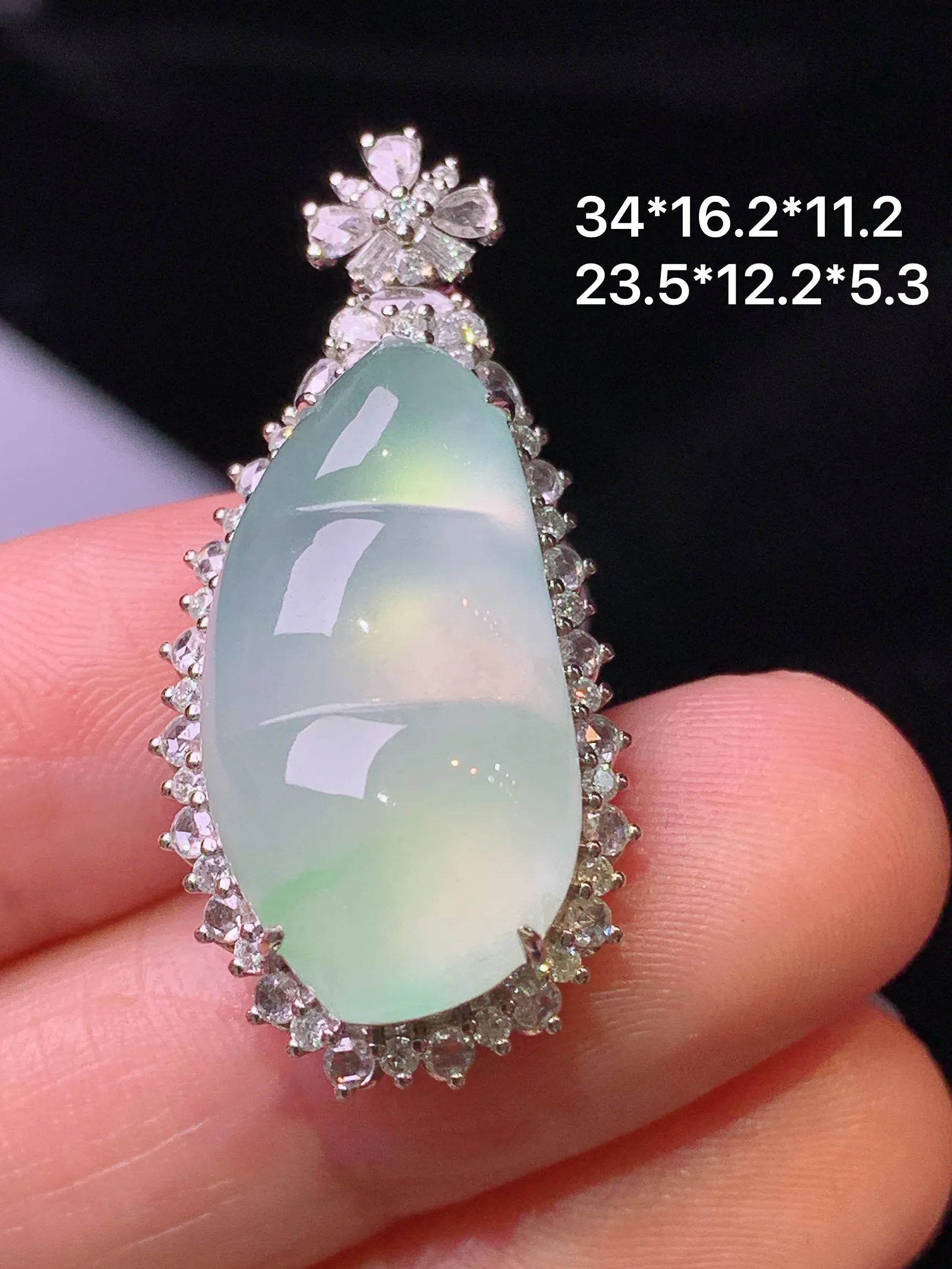 18k金钻镶嵌冰种飘绿四季豆吊坠 玉质细腻 色泽清新艳丽 整体尺寸34*16.2*11.2