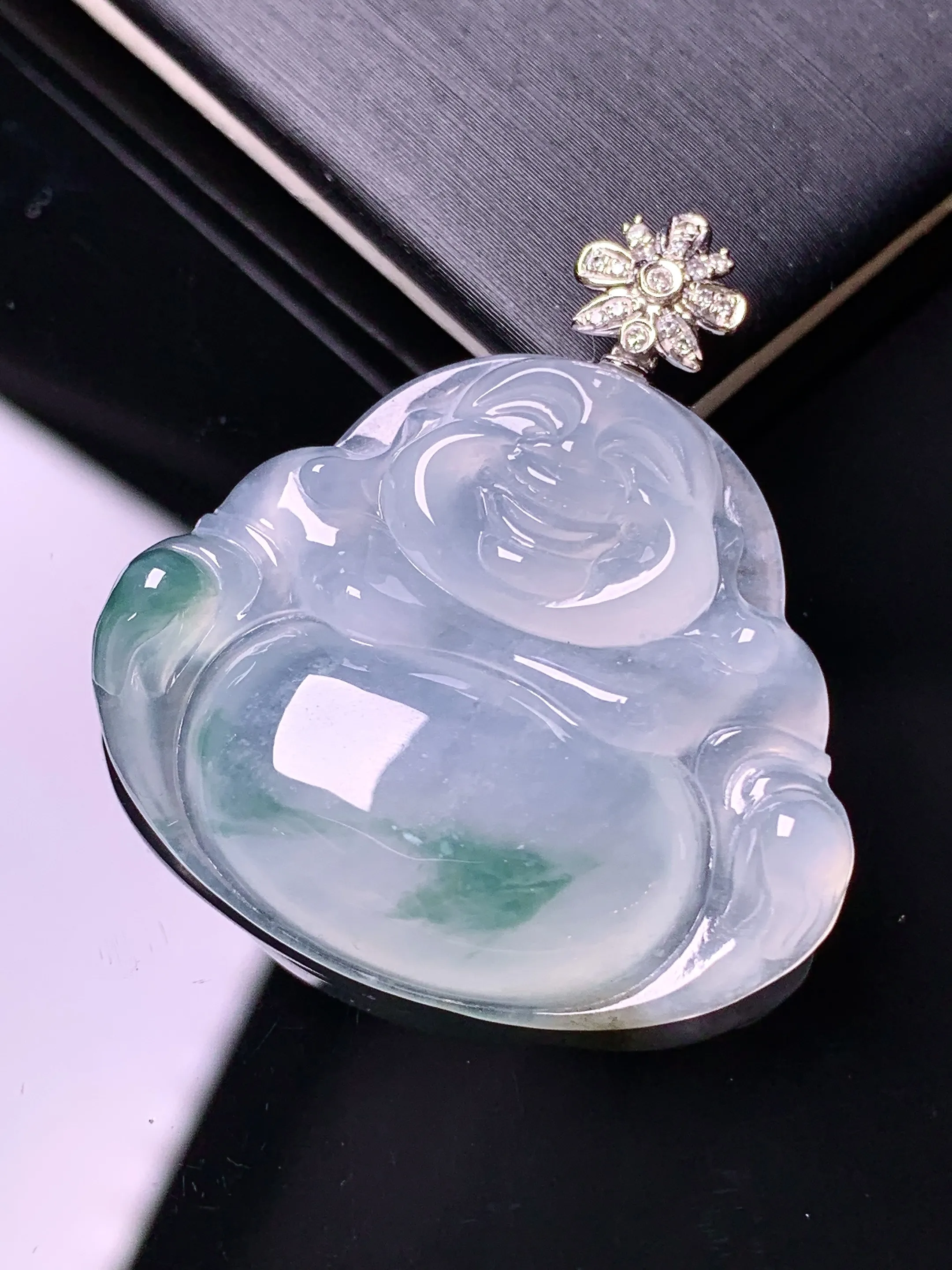 18k金钻镶嵌冰种飘绿佛公吊坠 玉质细腻 色泽清新艳丽 整体尺寸35*32.5*6.2