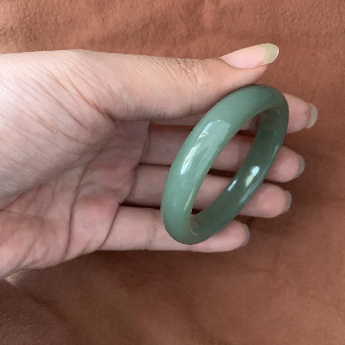 50.5圈口和田玉且末蓝手镯【挽间柔情】，和田玉50.5圈口且末蓝手镯，镯型古朴典雅。在诗情画意的雨巷相遇，你是我腕间的一抹风情，有你眸有深情.清风荡漾湖间静水，我愿俯身低眉，在烟波涟漪处寻