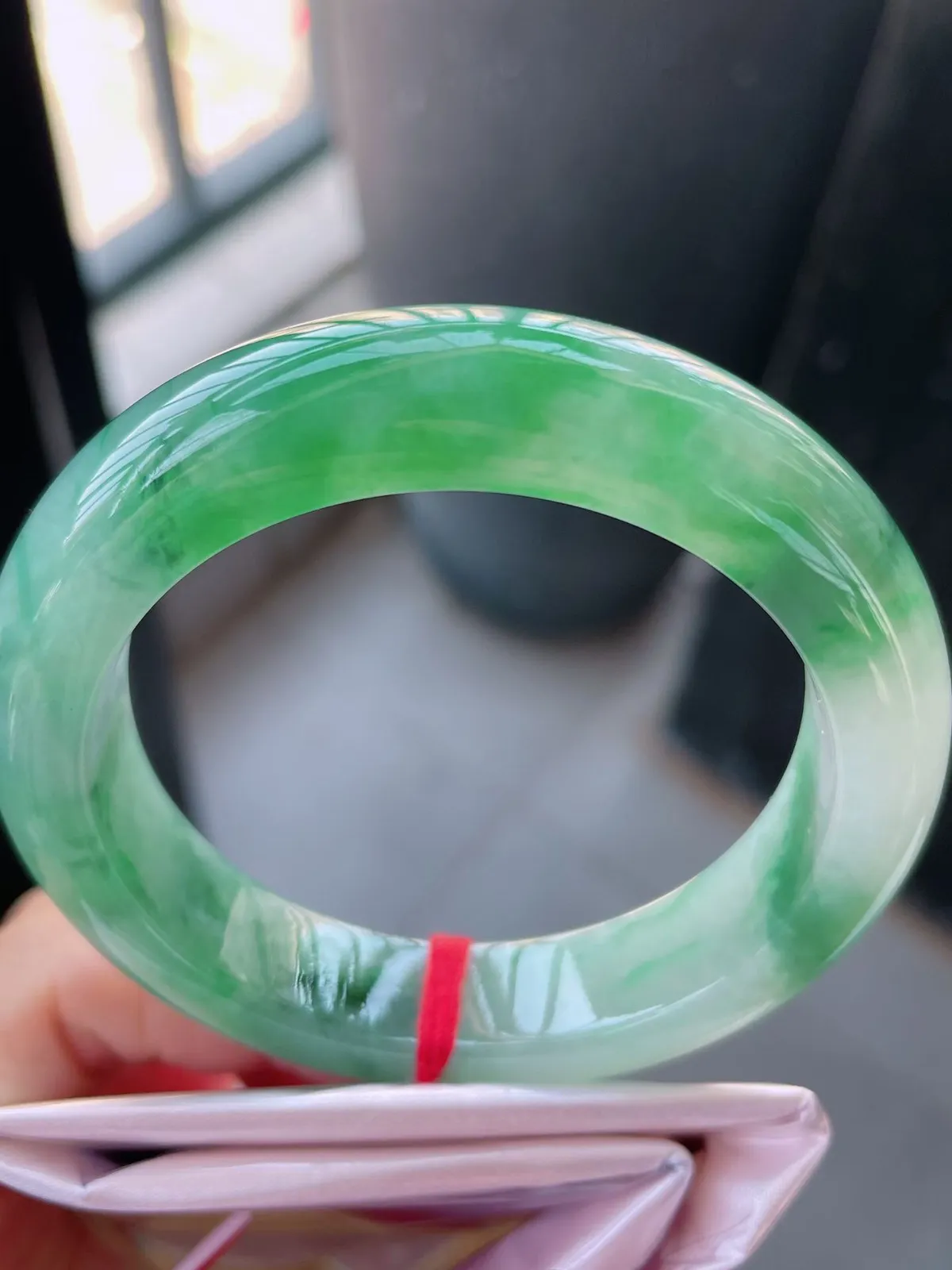 【翡翠名称】老种冰飘绿56正圈口翡翠手镯
【翡翠尺寸】56-13.8-10.5mm适合55-57正圈