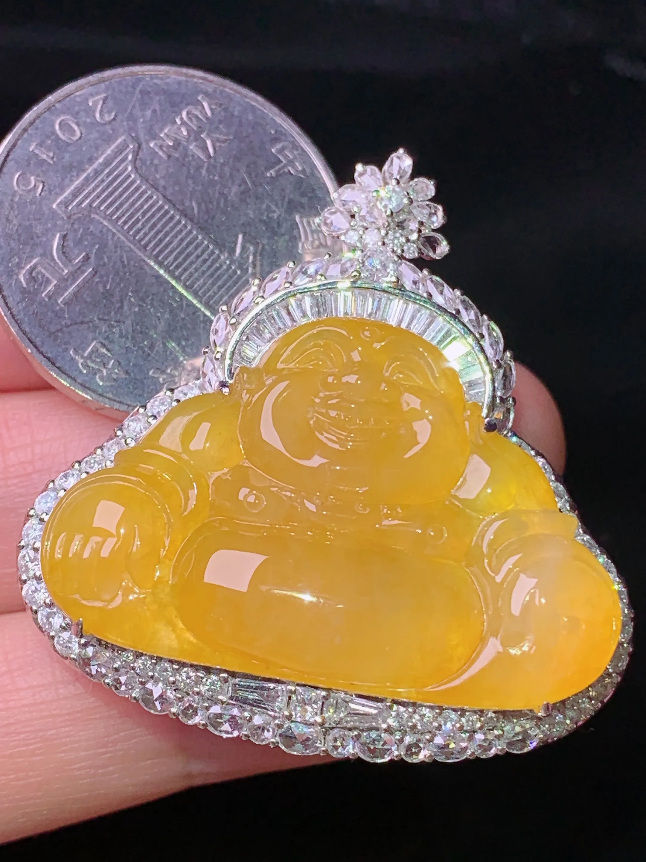 18k金钻镶嵌黄翡佛公吊坠 玉质细腻 色泽清新艳丽 整体尺寸38.6*37.7*14