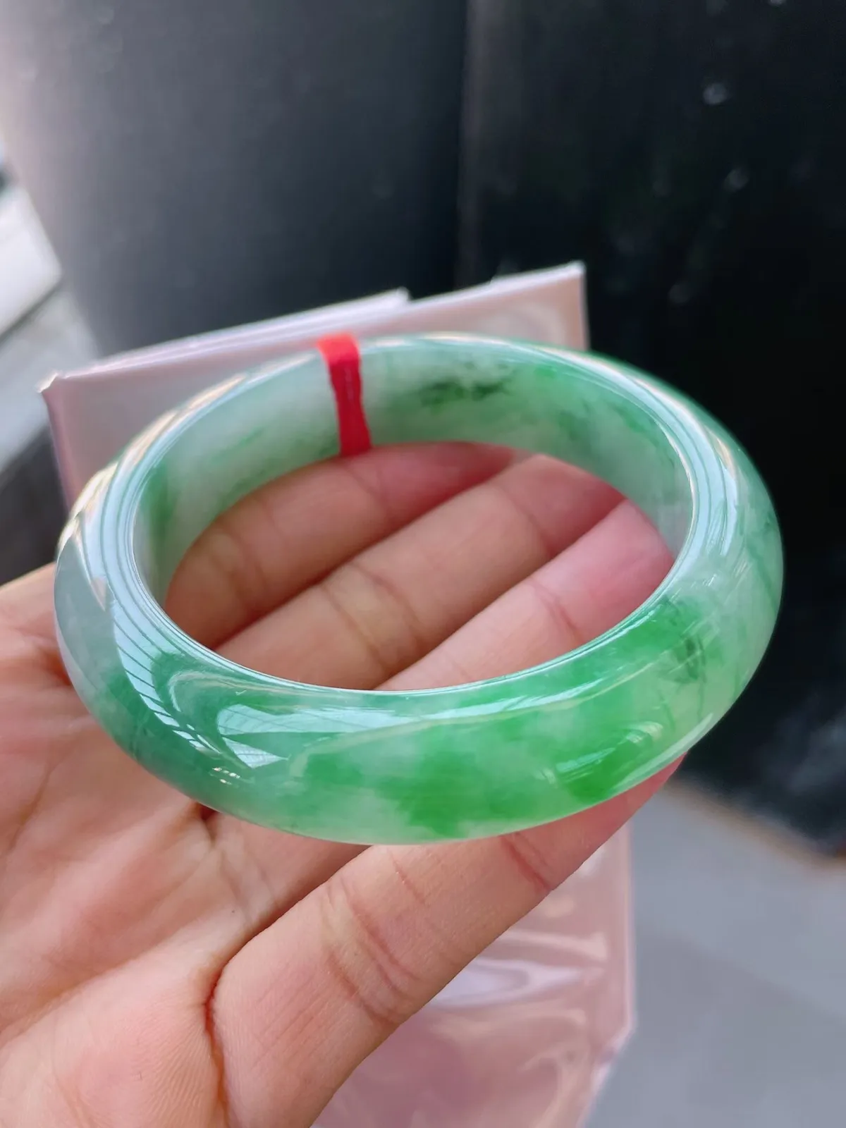 【翡翠名称】老种冰飘绿56正圈口翡翠手镯
【翡翠尺寸】56-13.8-10.5mm适合55-57正圈口佩戴 宝贝是自然光实拍哈
【翡翠描述】缅甸天然翡翠A货，种老水足，玉质细腻，色泽靓丽，性价比高，佩戴效果好！