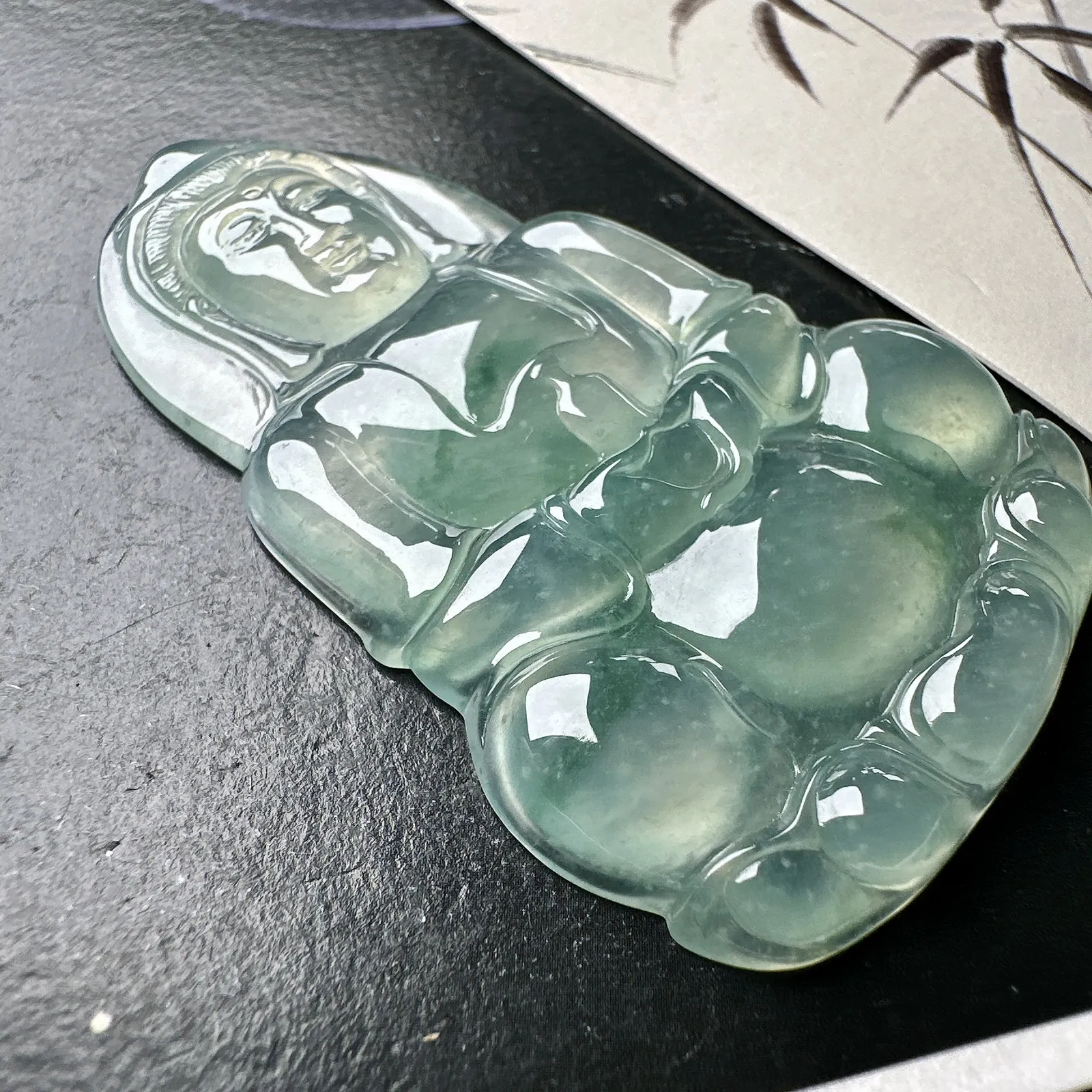 【冰种飘花正装观音】质地细腻，通透度上佳，冰感十足，适合佩戴