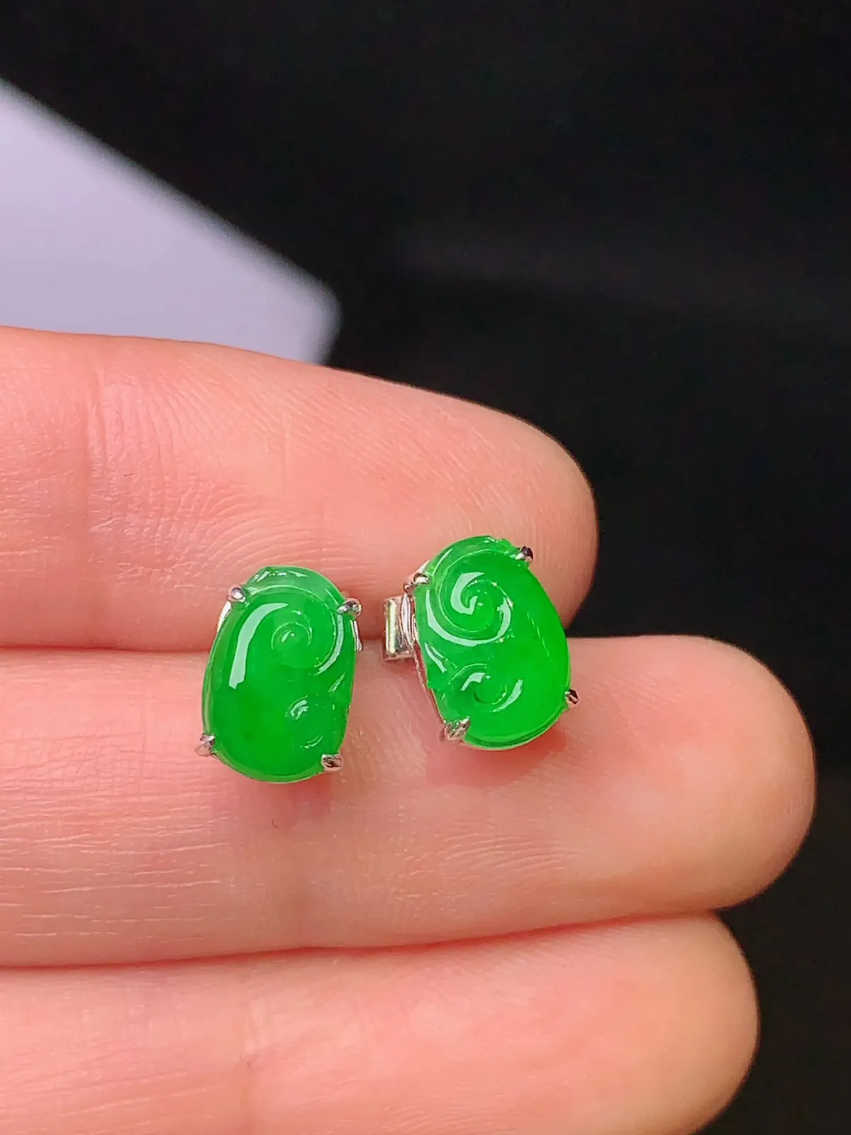 18k金镶嵌满绿如意耳钉 玉质细腻 色泽清新艳丽 整体尺寸8.8*6.2*4.2