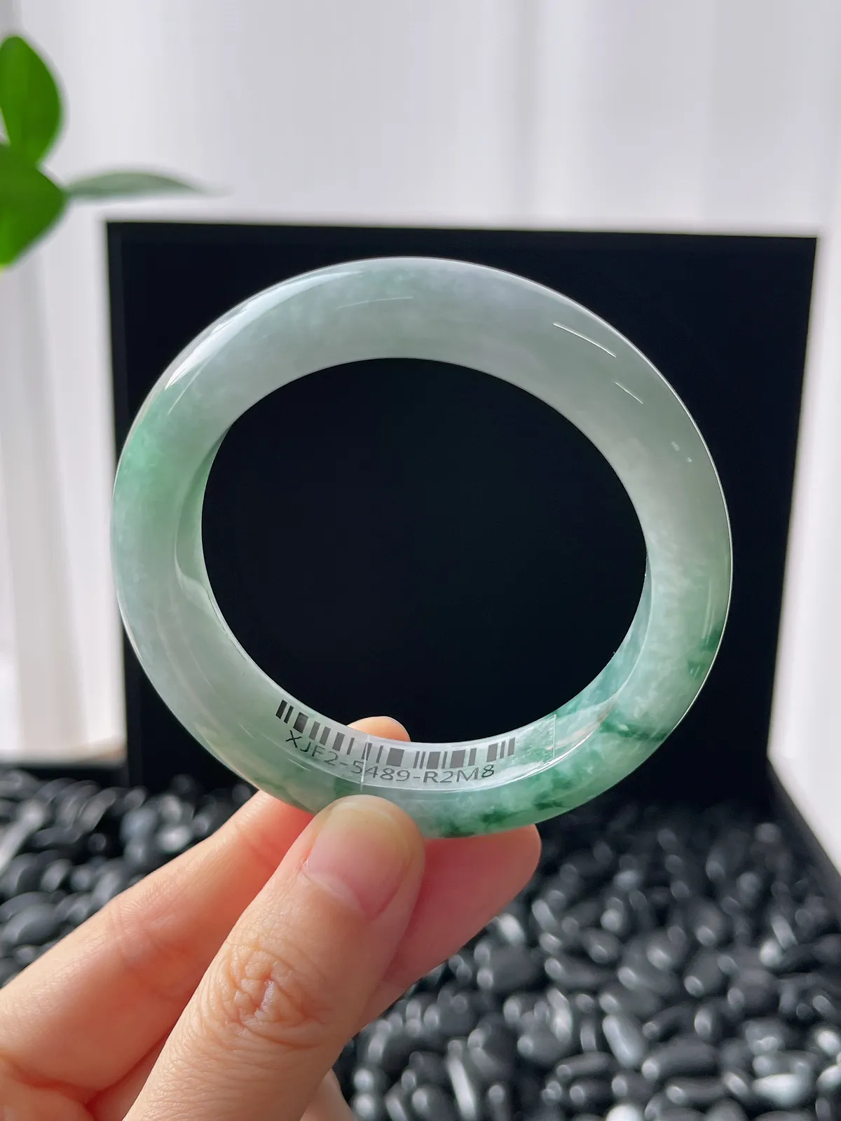 正圈50.8圈口，翡翠糯化种飘绿手镯