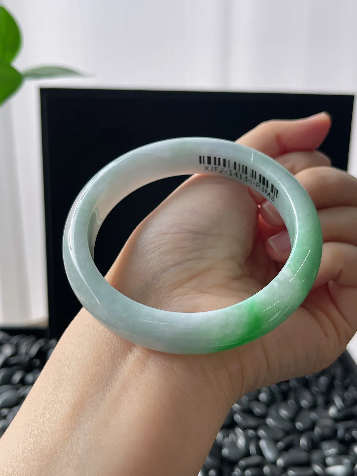 正圈59.7圈口，翡翠糯化种飘绿手镯