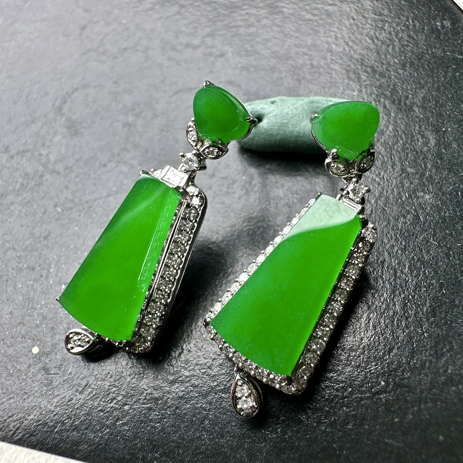 【冰种满绿无事牌耳坠】种水上乘，通透闪亮，晶莹剔透。18K金钻镶嵌，裸石尺寸14.3*8.4*2.8毫米