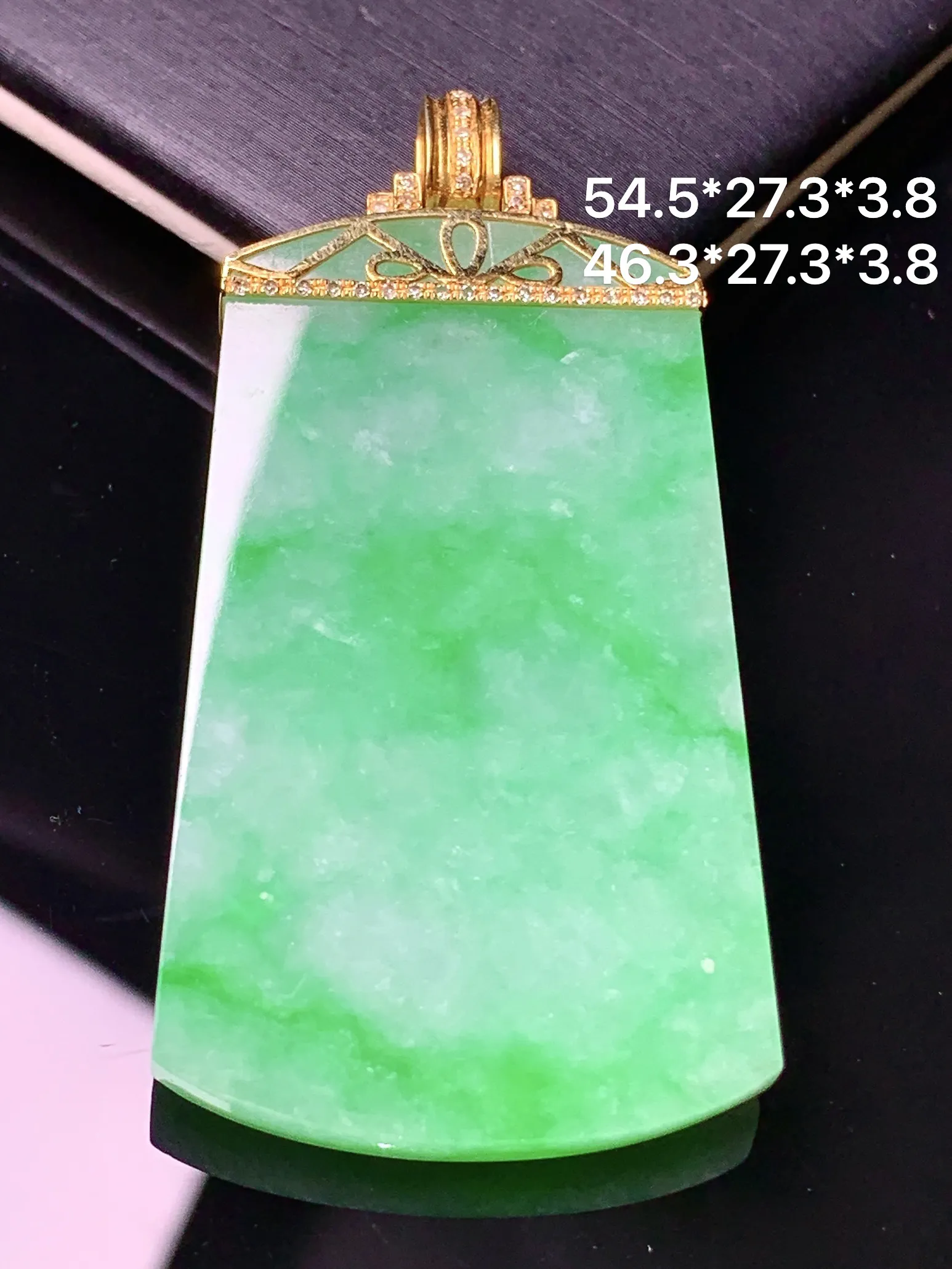 18k金钻镶嵌翠绿无事牌吊坠 玉质细腻 色泽清新艳丽 整体尺寸54.5*27.3*3.8