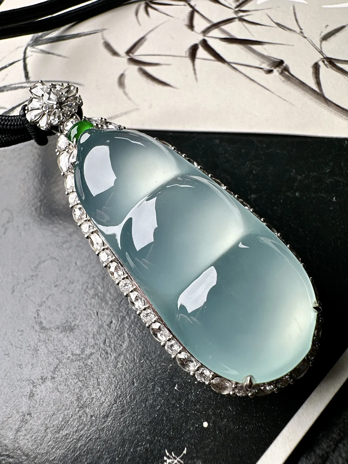 【冰种巨无霸福豆吊坠】天空蓝老料，起钢光，种地上乘，冰感十足，通透起光，饱满圆润，收藏品质，18k金钻镶嵌，裸石尺寸46.7*20.5*8毫米