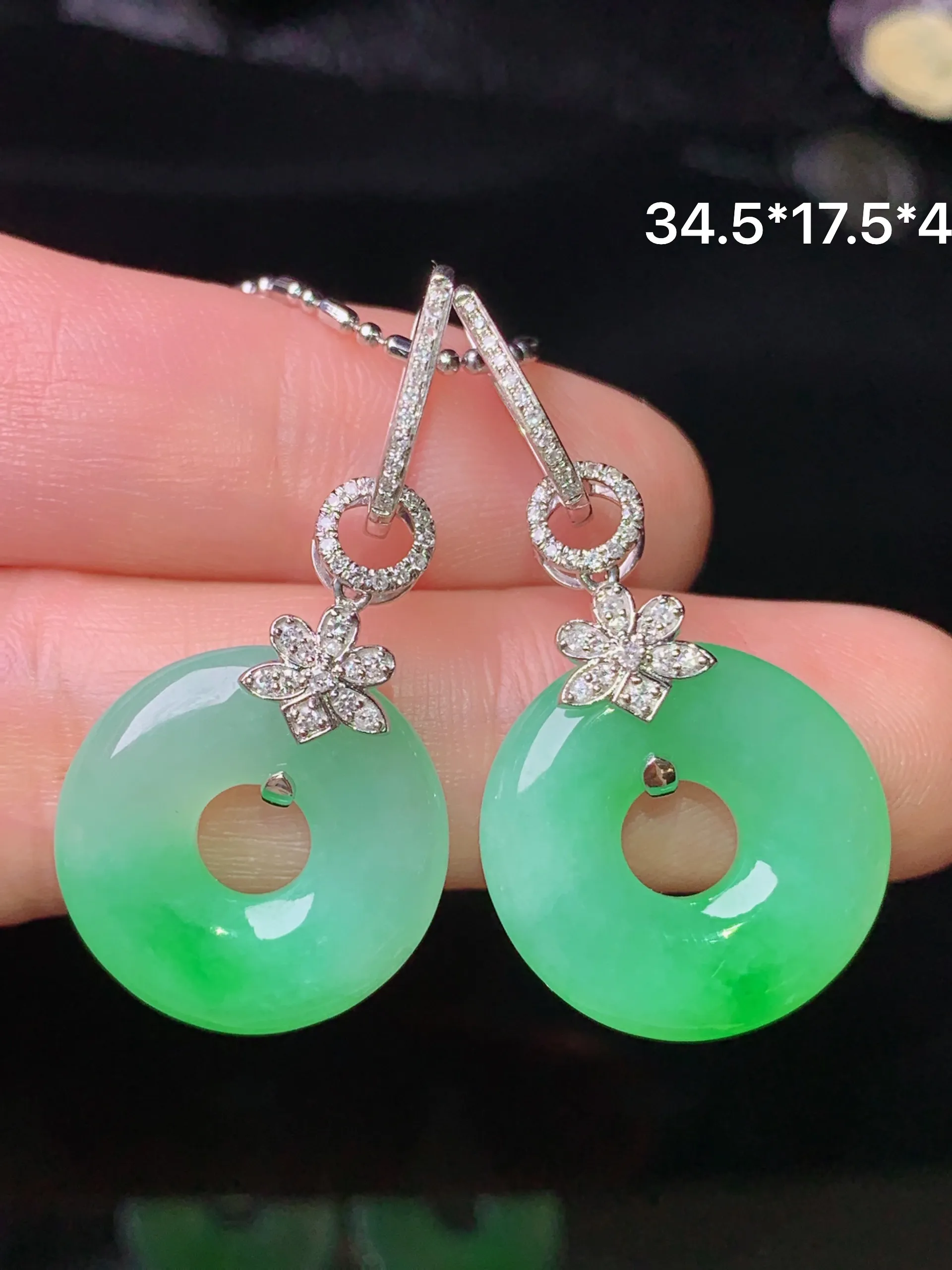 18k金钻镶嵌翠绿平安环耳坠 玉质细腻 色泽清新艳丽 整体尺寸34.5*17.5*4