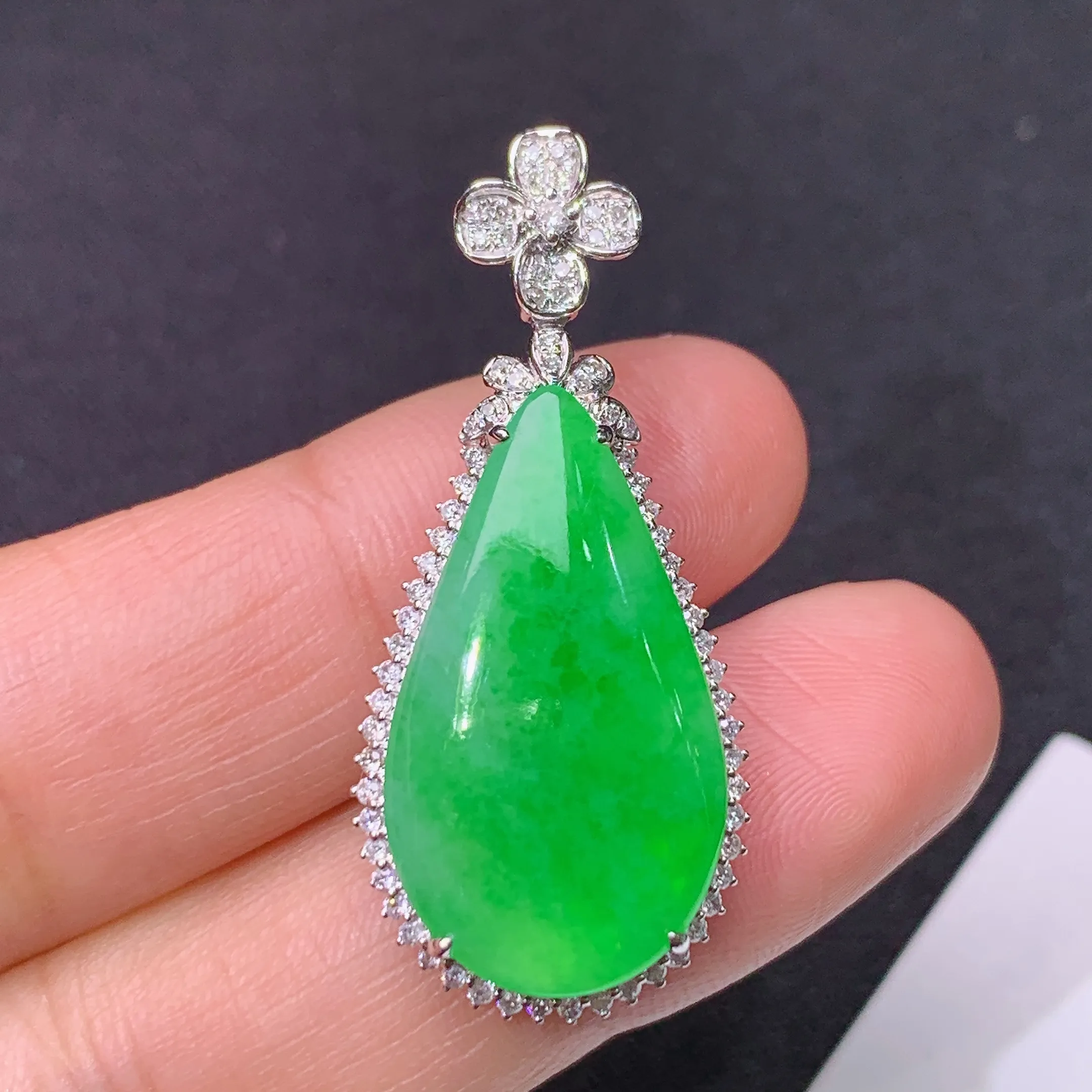 冰阳绿水滴吊坠，18k金镶嵌，色泽鲜阳，冰润细腻，种水足，整体尺寸36.6*16.3*6.5