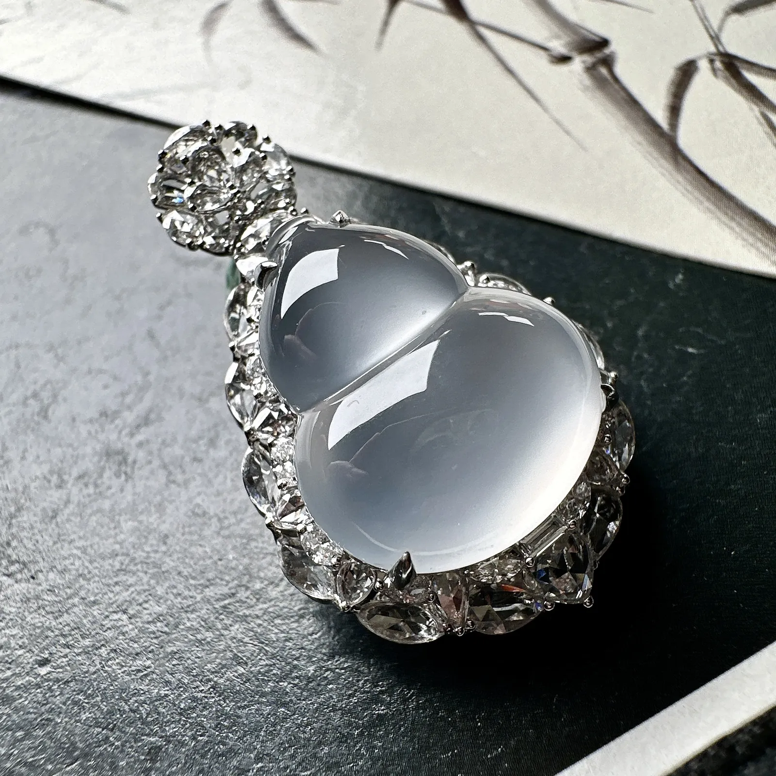 【冰种葫芦吊坠】质地细腻清爽，荧光感强烈，起刚光强烈，18K金钻镶嵌，裸石尺寸20.8*17.3*6.7毫米