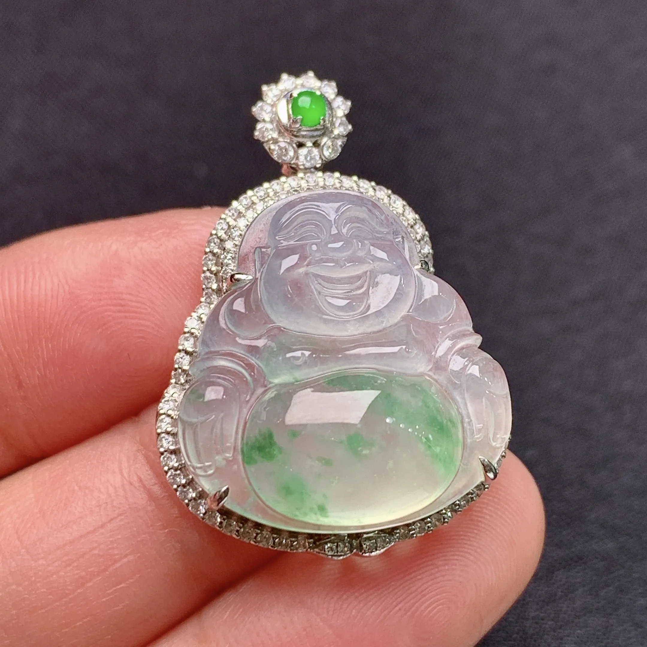 冰飘绿笑佛吊坠，18k金镶嵌，冰润色阳，品相好，种水足，整体尺寸31.1*22.4*11.6