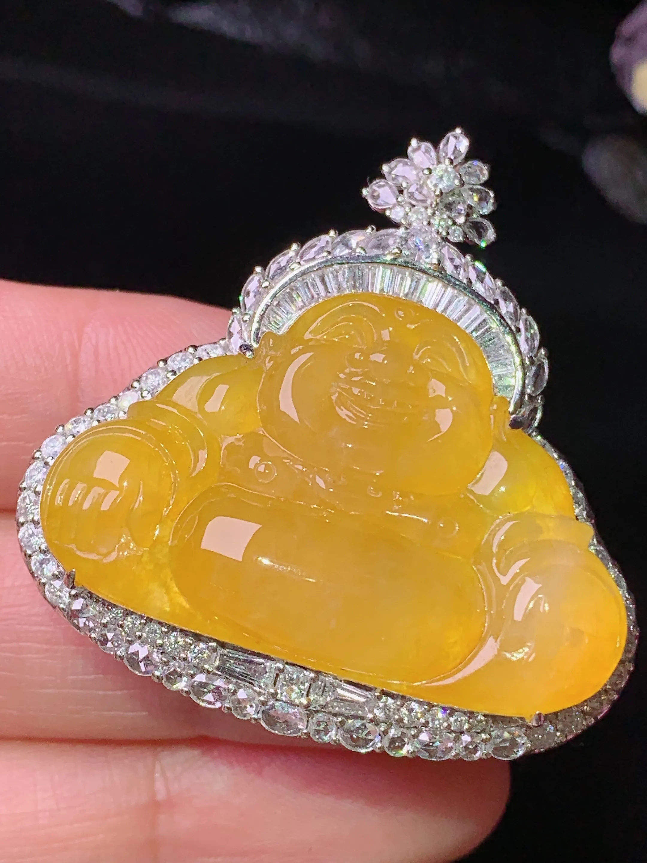 18k金钻镶嵌黄翡佛公吊坠 玉质细腻 色泽清新艳丽 整体尺寸38.6*37.7*14