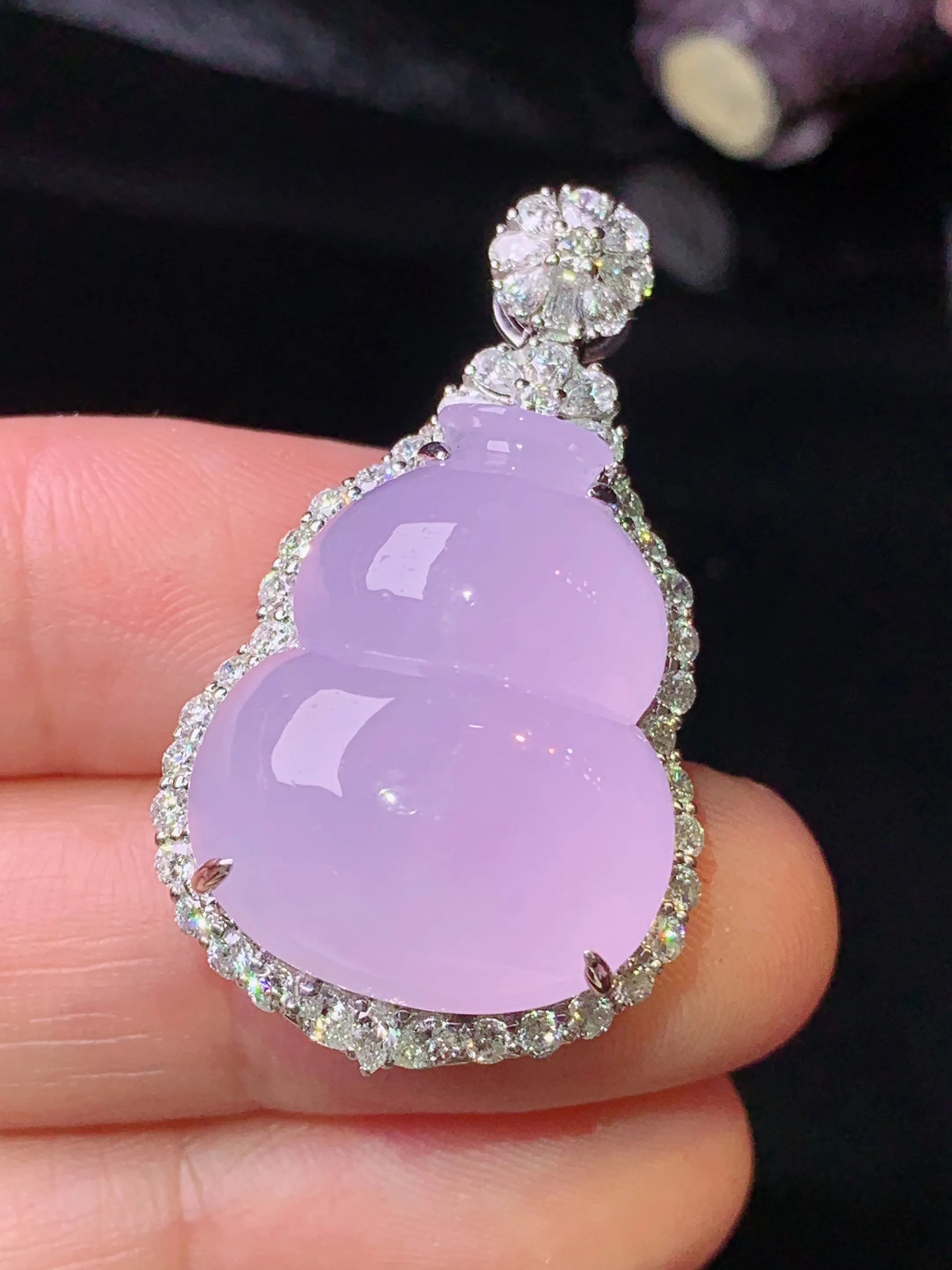 18k金钻镶嵌冰淡粉葫芦吊坠 玉质细腻 色泽清新艳丽 整体尺寸35.7*20.7*14