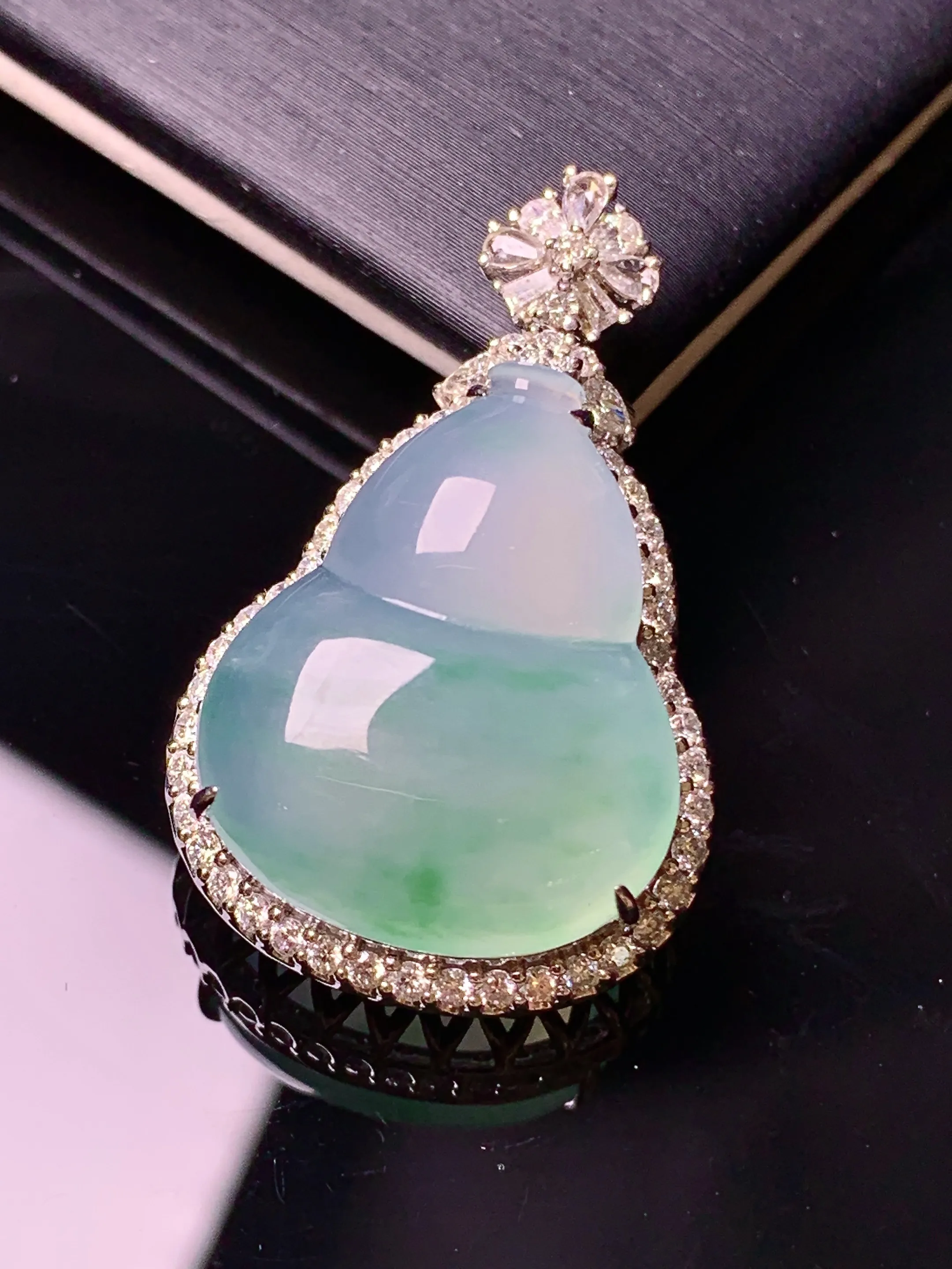 18k金钻镶嵌冰种葫芦吊坠 玉质细腻 色泽清新艳丽 整体尺寸33.6*21.3*11.6