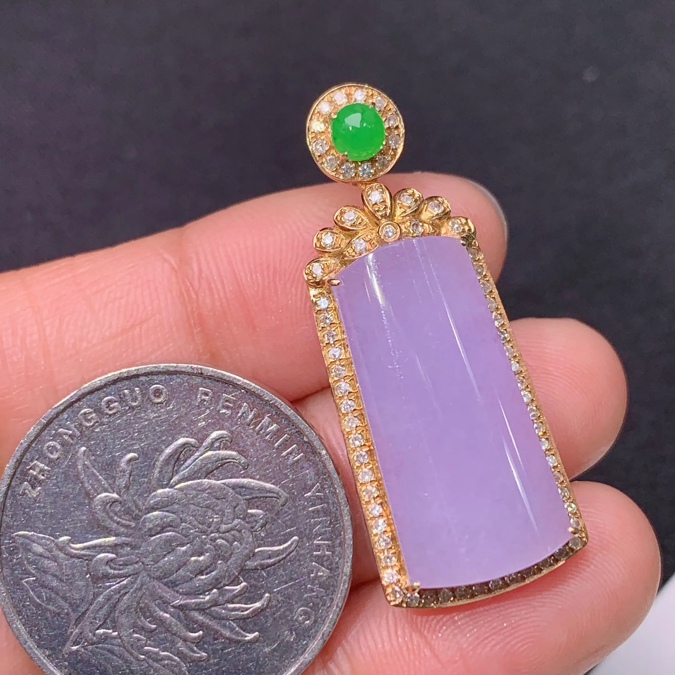 冰紫罗兰无事牌吊坠，18k金镶嵌，温润细腻，颜色鲜艳 整体尺寸35.3*14.1*7