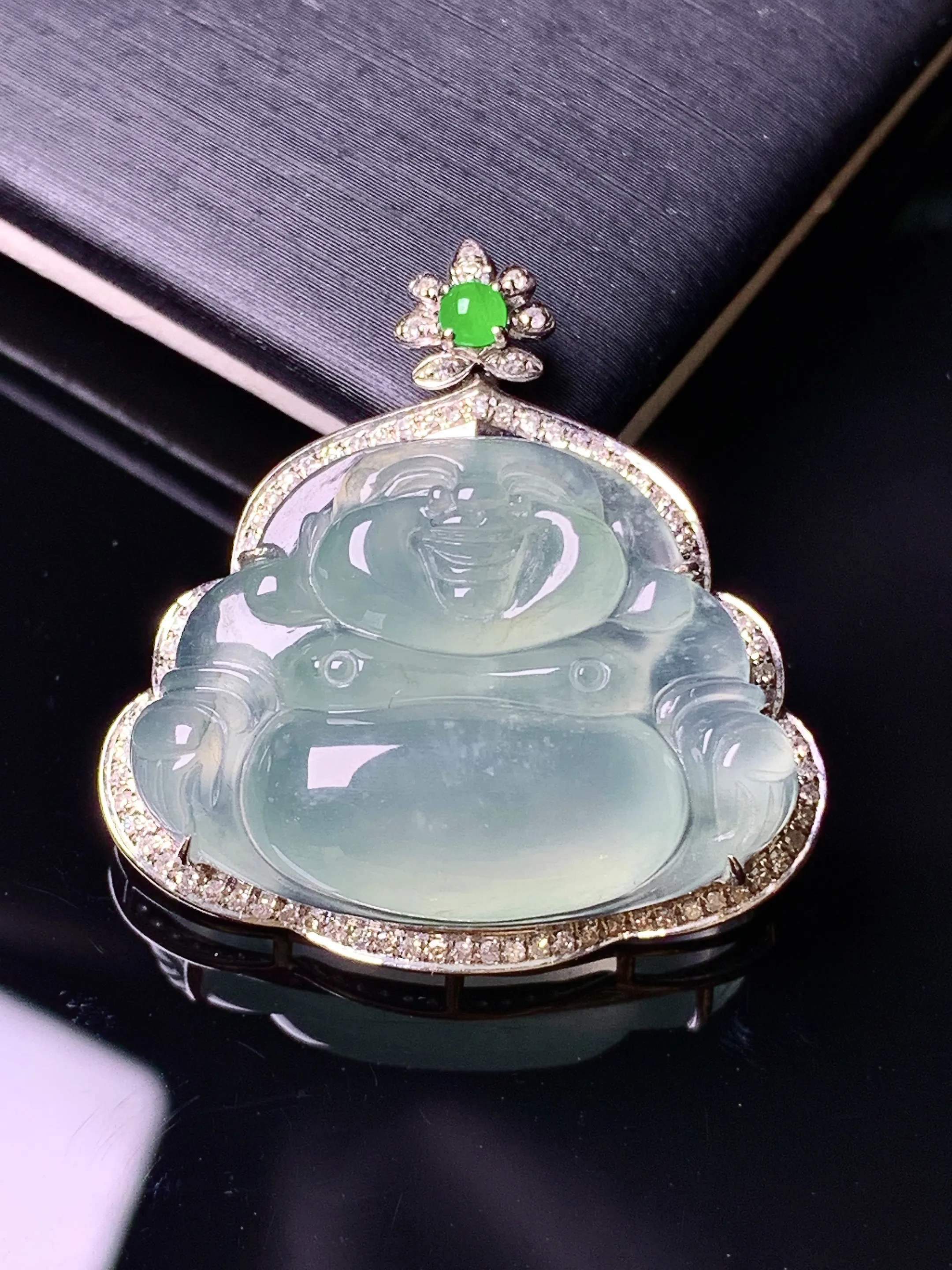 18k金钻镶嵌冰种佛公吊坠 玉质细腻 色泽清新艳丽 整体尺寸28.8*28*8.8