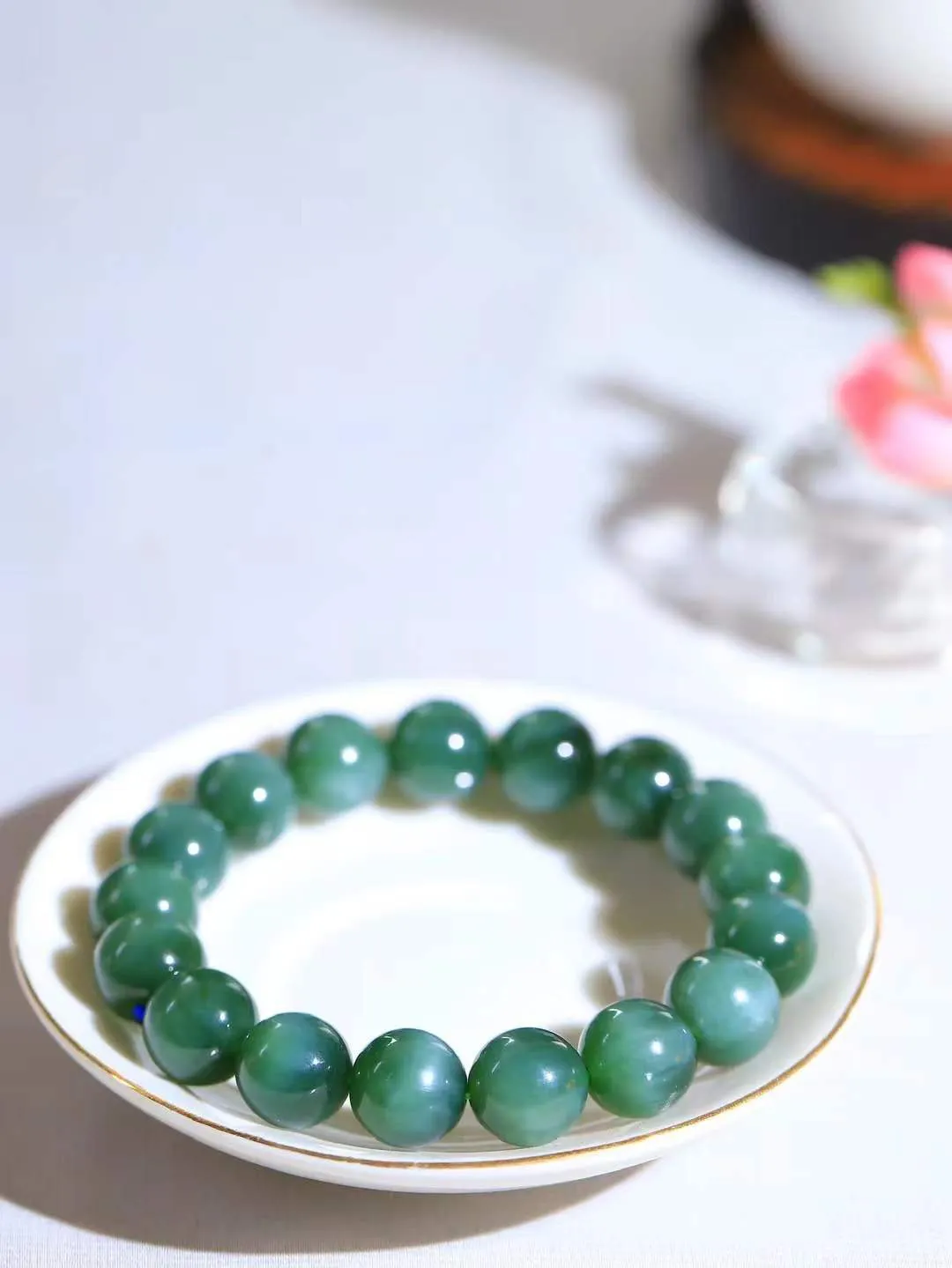 【珠圆玉润.手串】

精品和田玉碧玉猫眼珠圆玉润手串 玉质温润细腻  整串打磨圆润，佩戴舒适。珠珠落