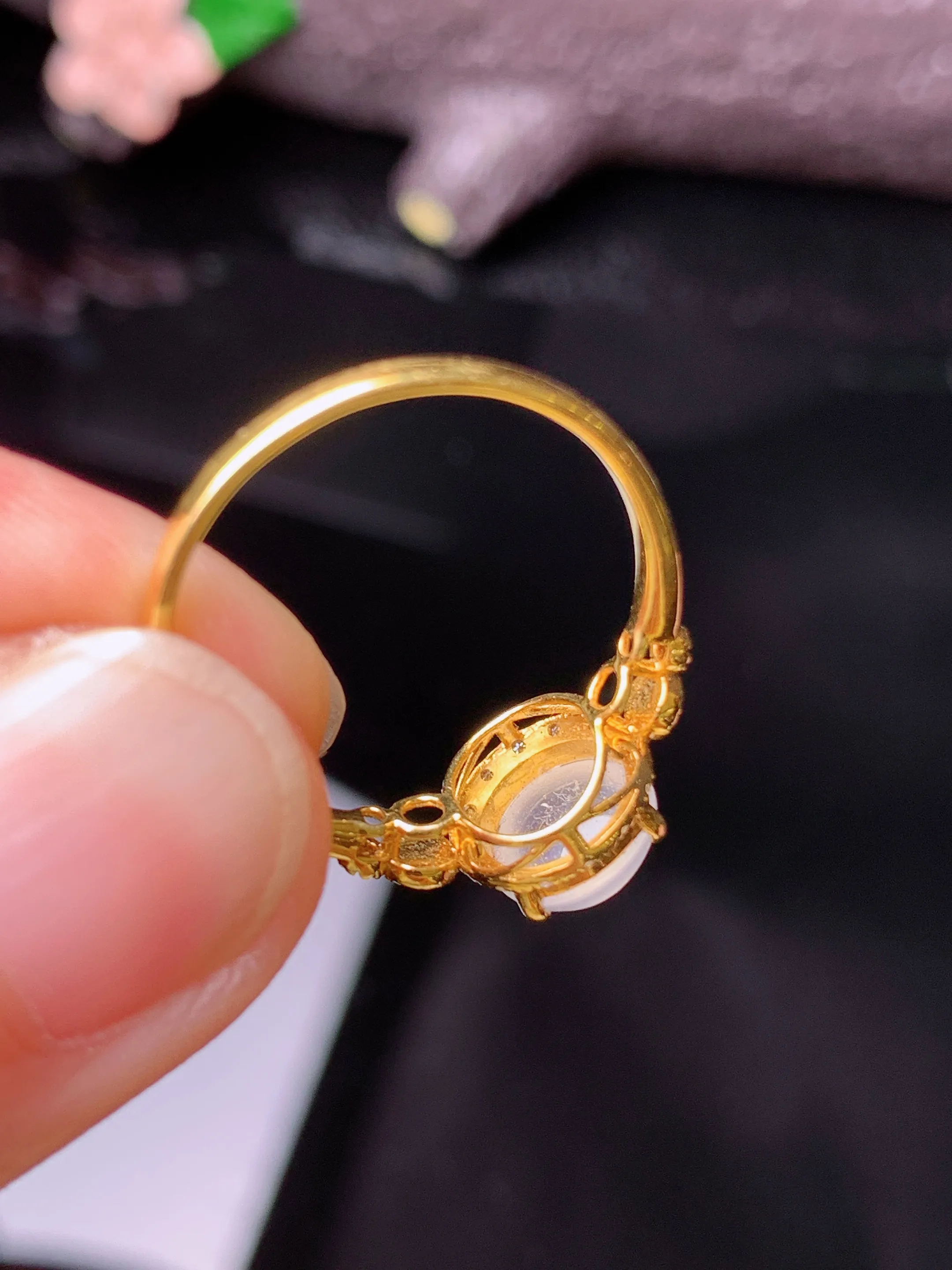 18k金钻镶嵌冰种蛋面戒指 玉质细腻 色泽清新艳丽 圈口14.5 整体尺寸8.3*6.8