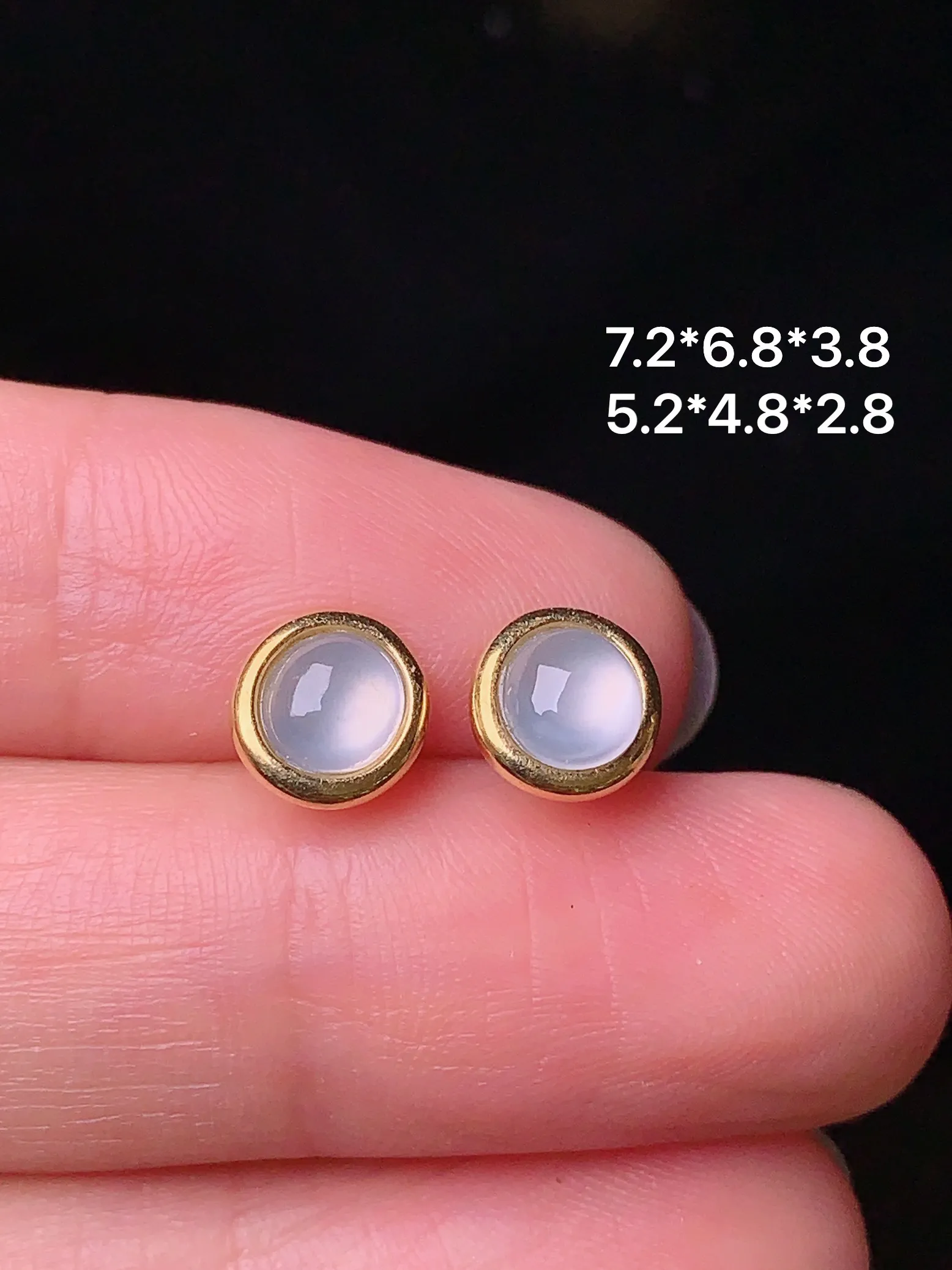 18k金镶嵌冰种蛋面耳钉 玉质细腻 色泽清新  整体尺寸7.2*6.8*3.8