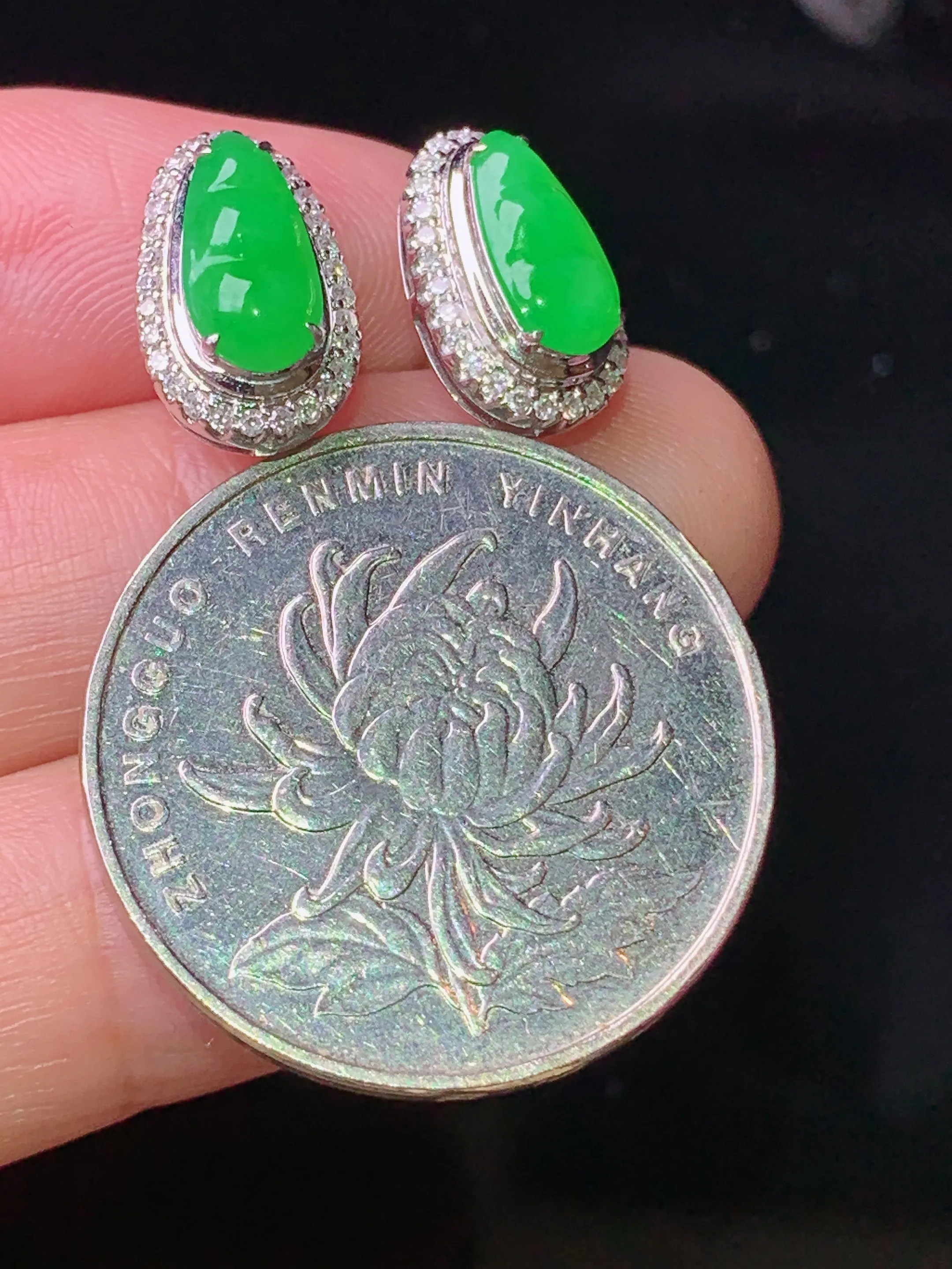 18k金钻镶嵌翠绿四季豆耳钉 玉质细腻 色泽清新艳丽 整体尺寸12.8*8*6