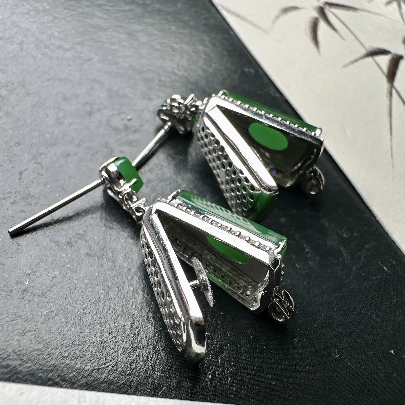 【冰种满绿无事牌耳坠】种水上乘，通透闪亮，晶莹剔透。18K金钻镶嵌，裸石尺寸14.3*8.4*2.8毫米