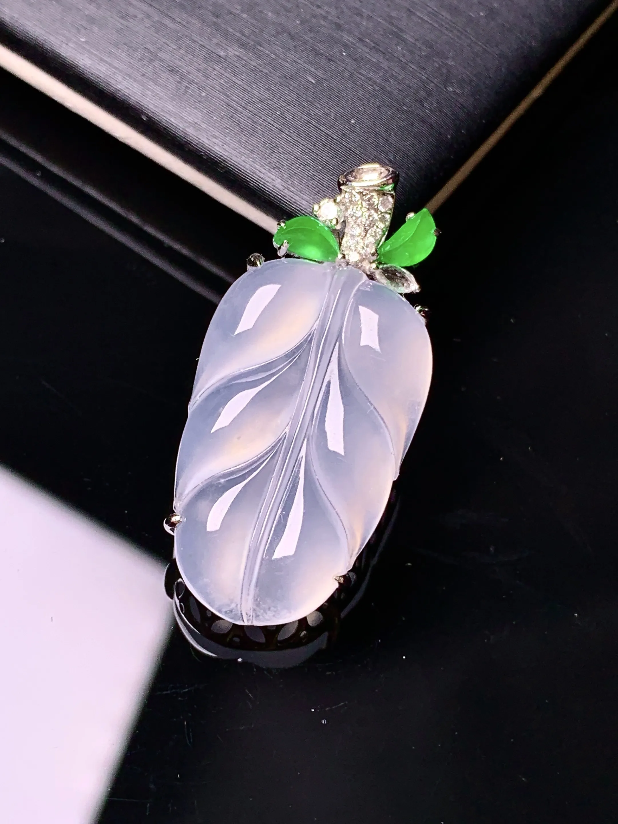 18k金钻镶嵌冰种树叶吊坠 玉质细腻 色泽清新艳丽 整体尺寸30.5*14.5*6.5