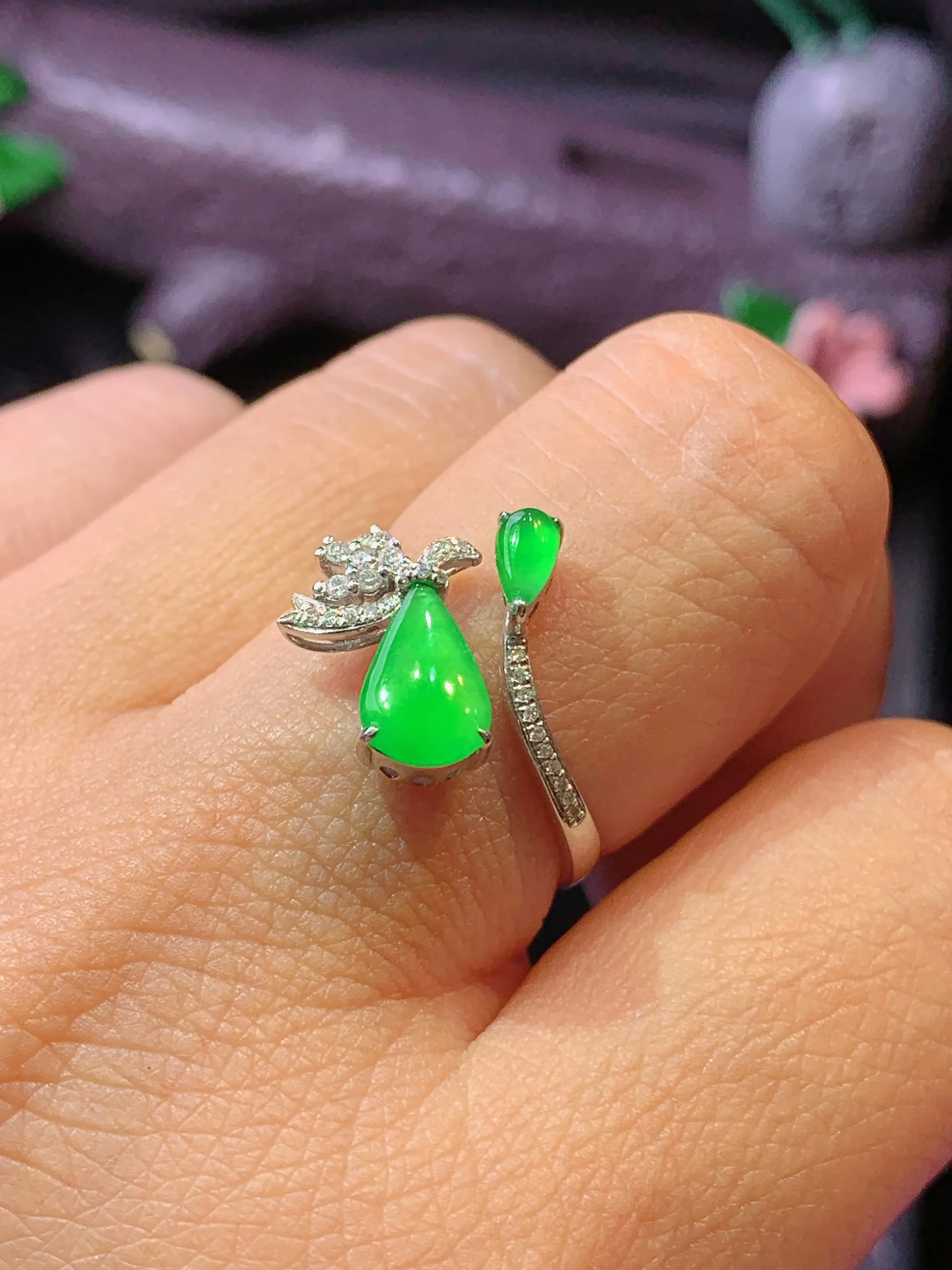 18k金钻镶嵌翠绿水滴戒指 玉质细腻 色泽清新艳丽 圈口14 裸石尺寸8*5.6*2