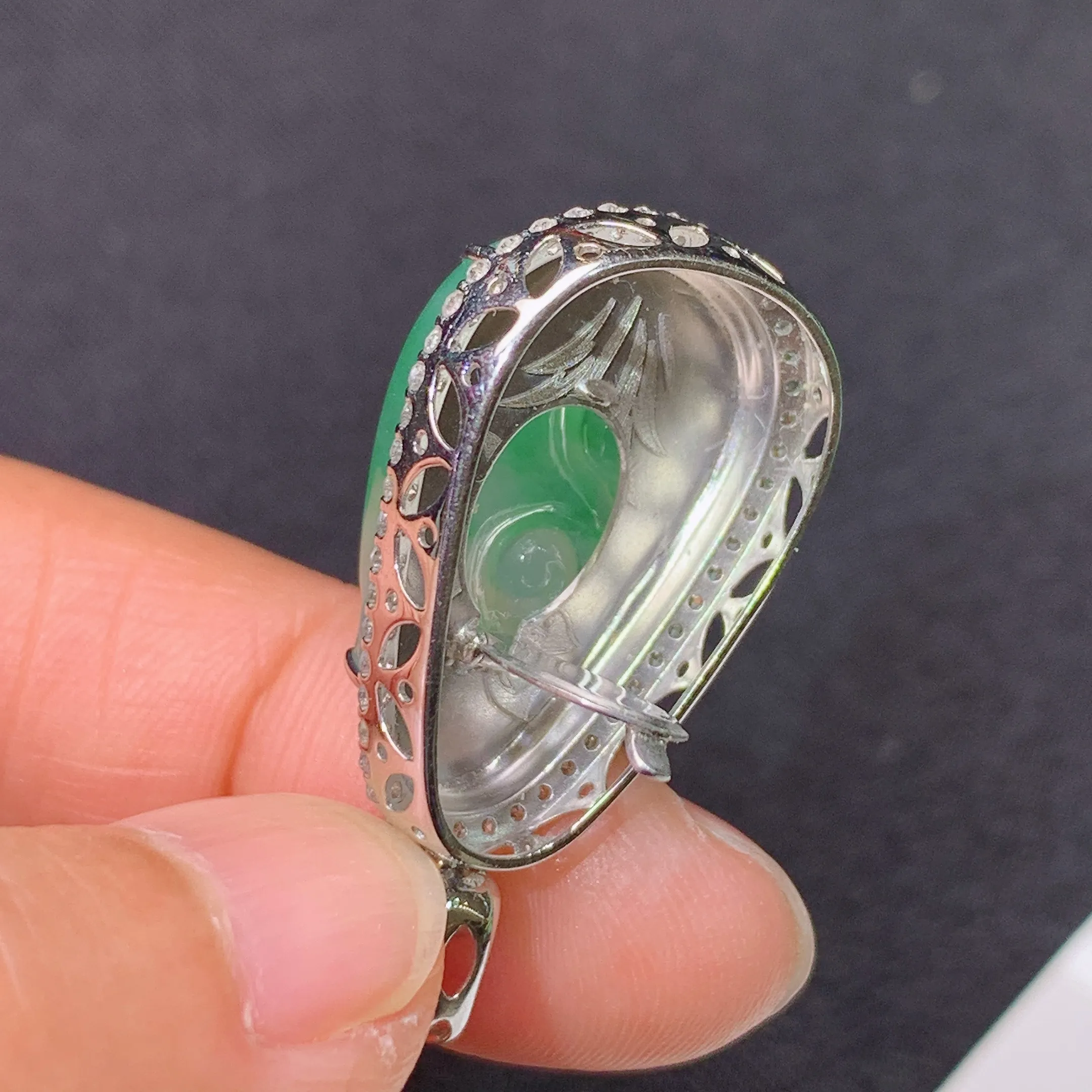 冰飘绿如意吊坠，18k金镶嵌，冰润色阳，玉质细腻，种水足，整体尺寸31.7*16.5*9.7