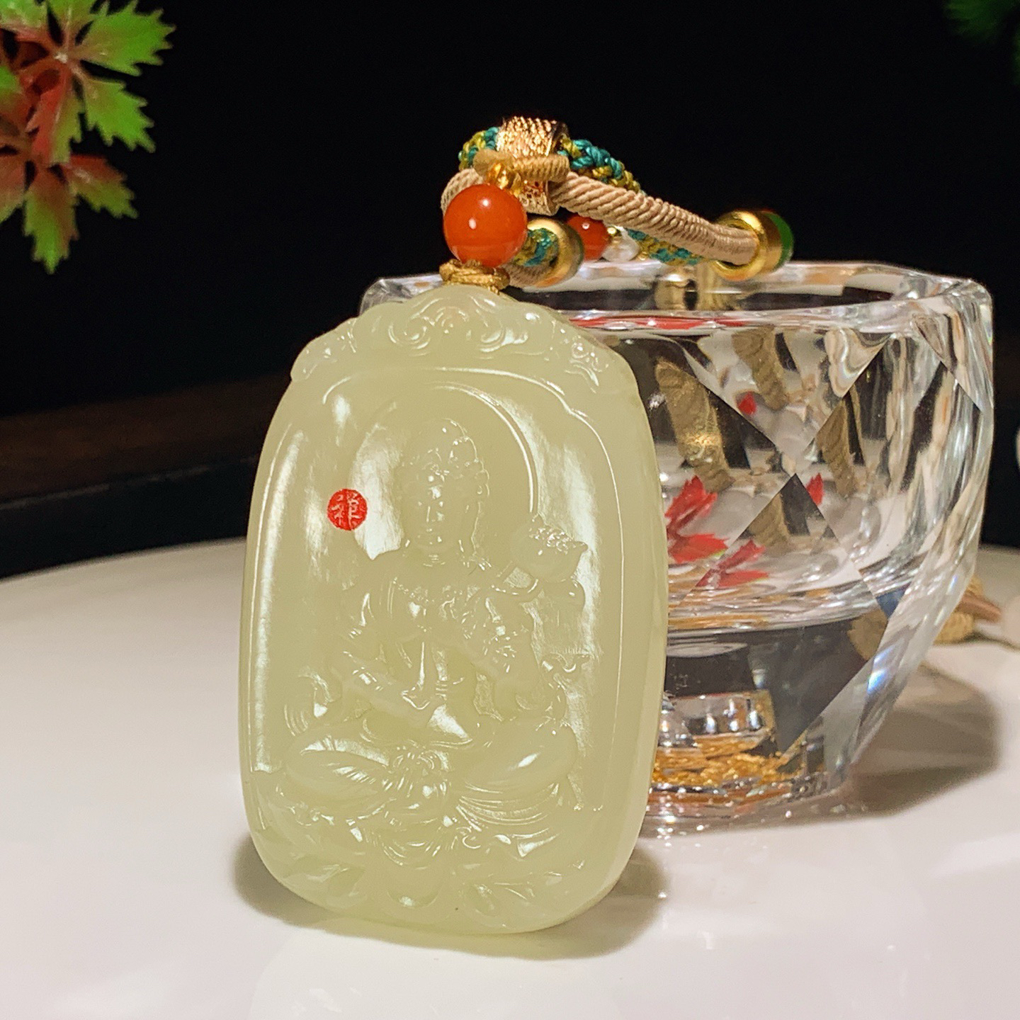新疆若羌黄口料坐莲观音牌挂件。尺寸53/37/10重46.6克。玉质细腻油润。手推出油。佩戴高端典雅