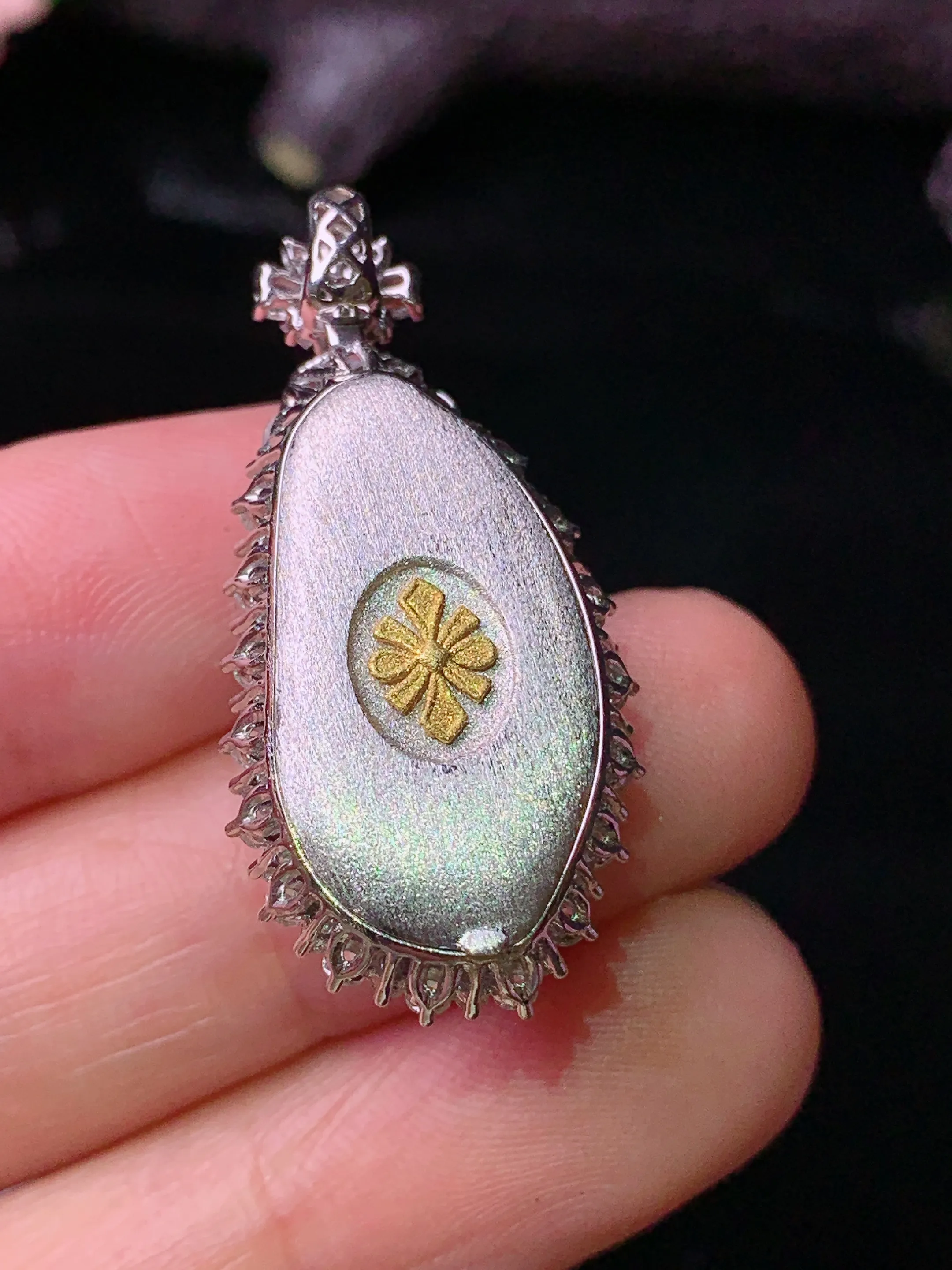 18k金钻镶嵌冰种飘绿四季豆吊坠 玉质细腻 色泽清新艳丽 整体尺寸34*16.2*11.2