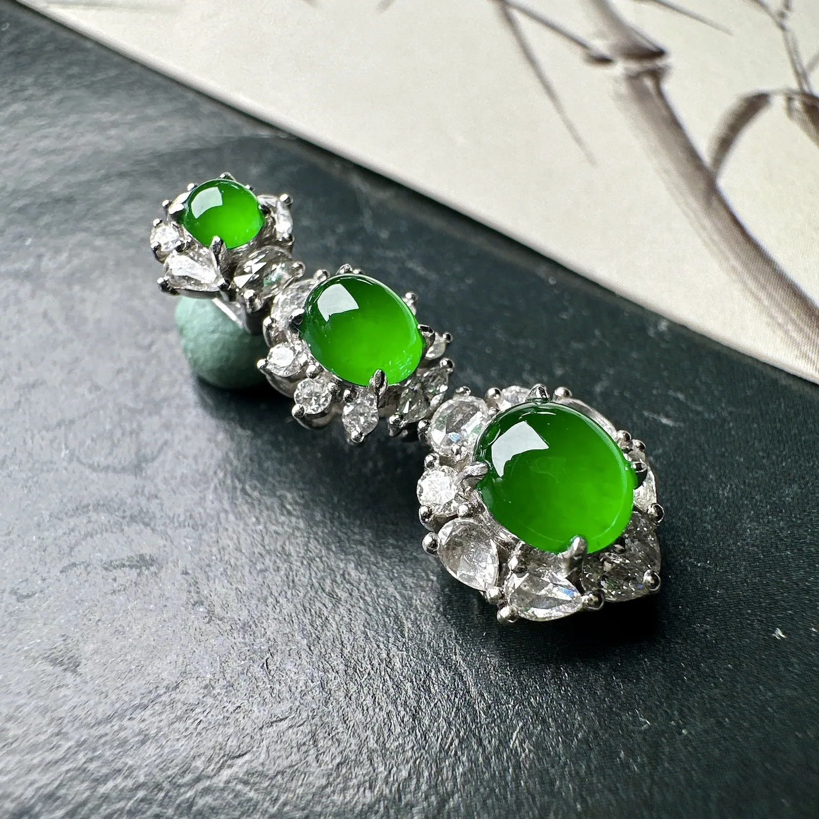 【冰绿蛋吊坠】三颗同料镶嵌款吊坠，质地细腻，种水上乘，通透闪亮，晶莹剔透。阳绿色泽，18K金钻精美镶嵌，裸石尺寸6.1*5.4*3毫米