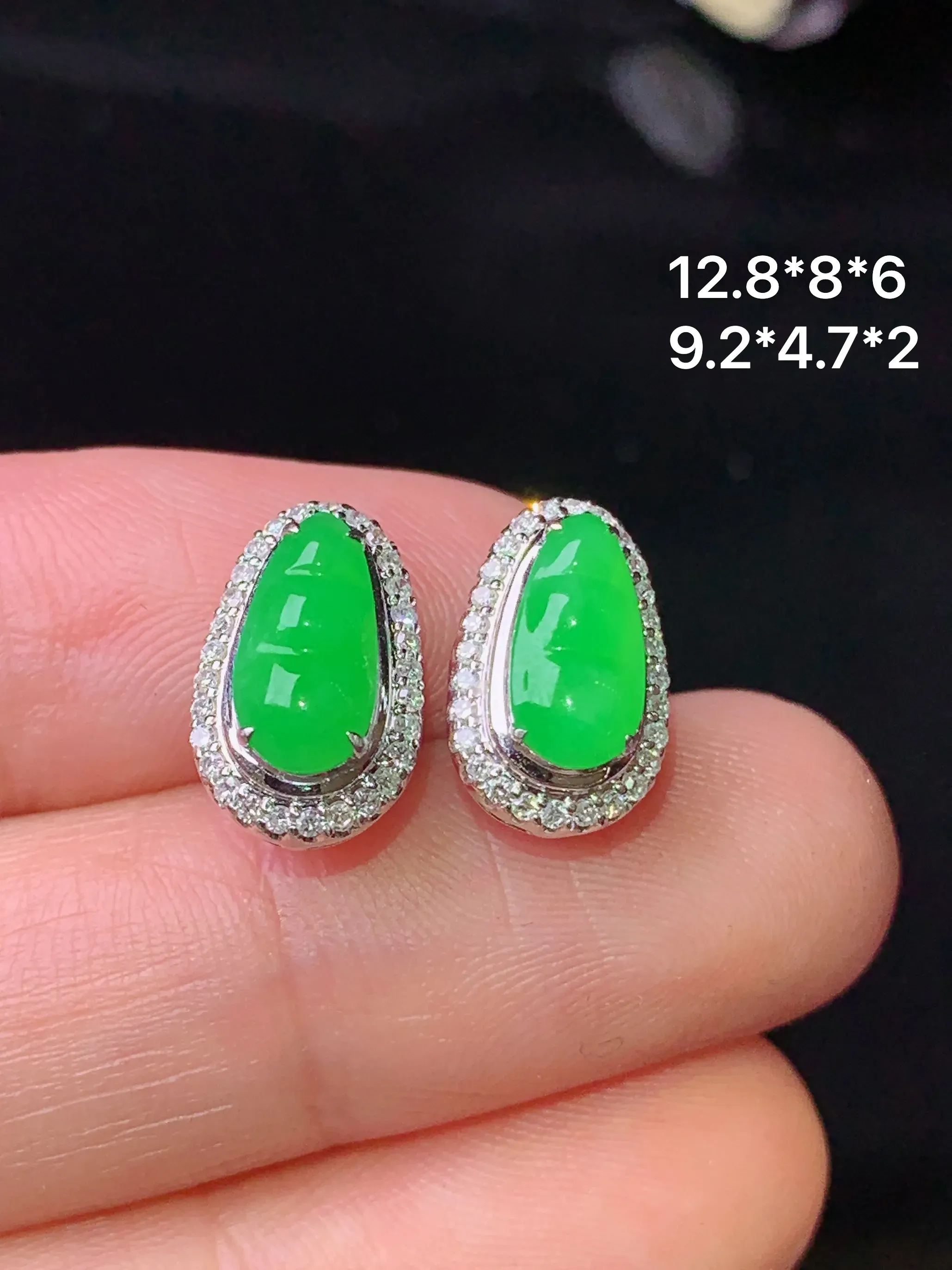 18k金钻镶嵌翠绿四季豆耳钉 玉质细腻 色泽清新艳丽 整体尺寸12.8*8*6