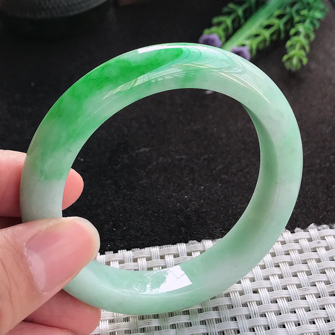 天然A货翡翠56/12.5/9.5老坑精美飘阳绿辣绿手镯宽边玉手镯