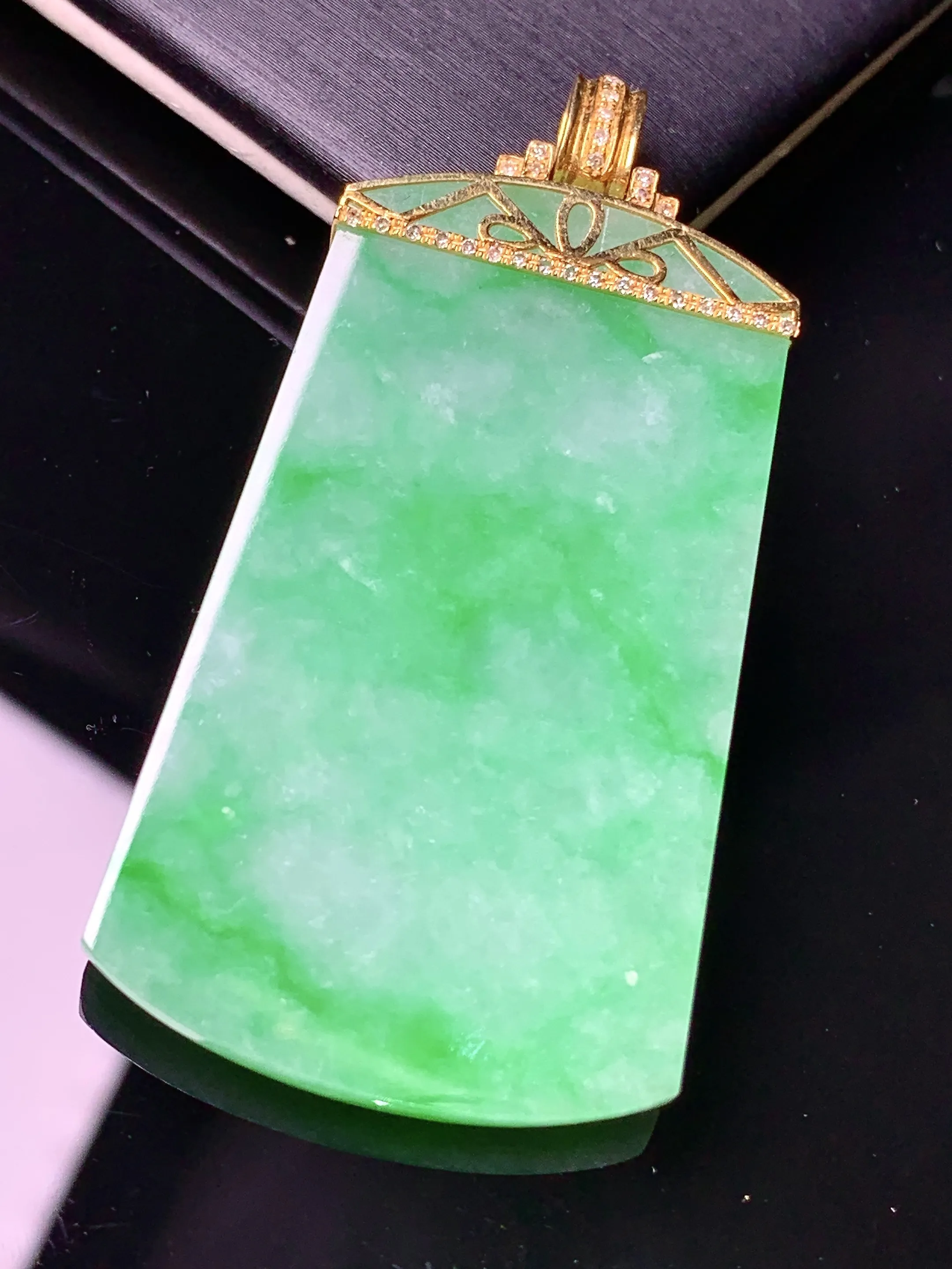 18k金钻镶嵌翠绿无事牌吊坠 玉质细腻 色泽清新艳丽 整体尺寸54.5*27.3*3.8