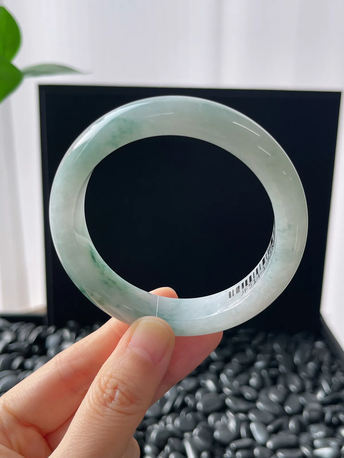 正圈55.7圈口，翡翠冰糯种飘绿手镯