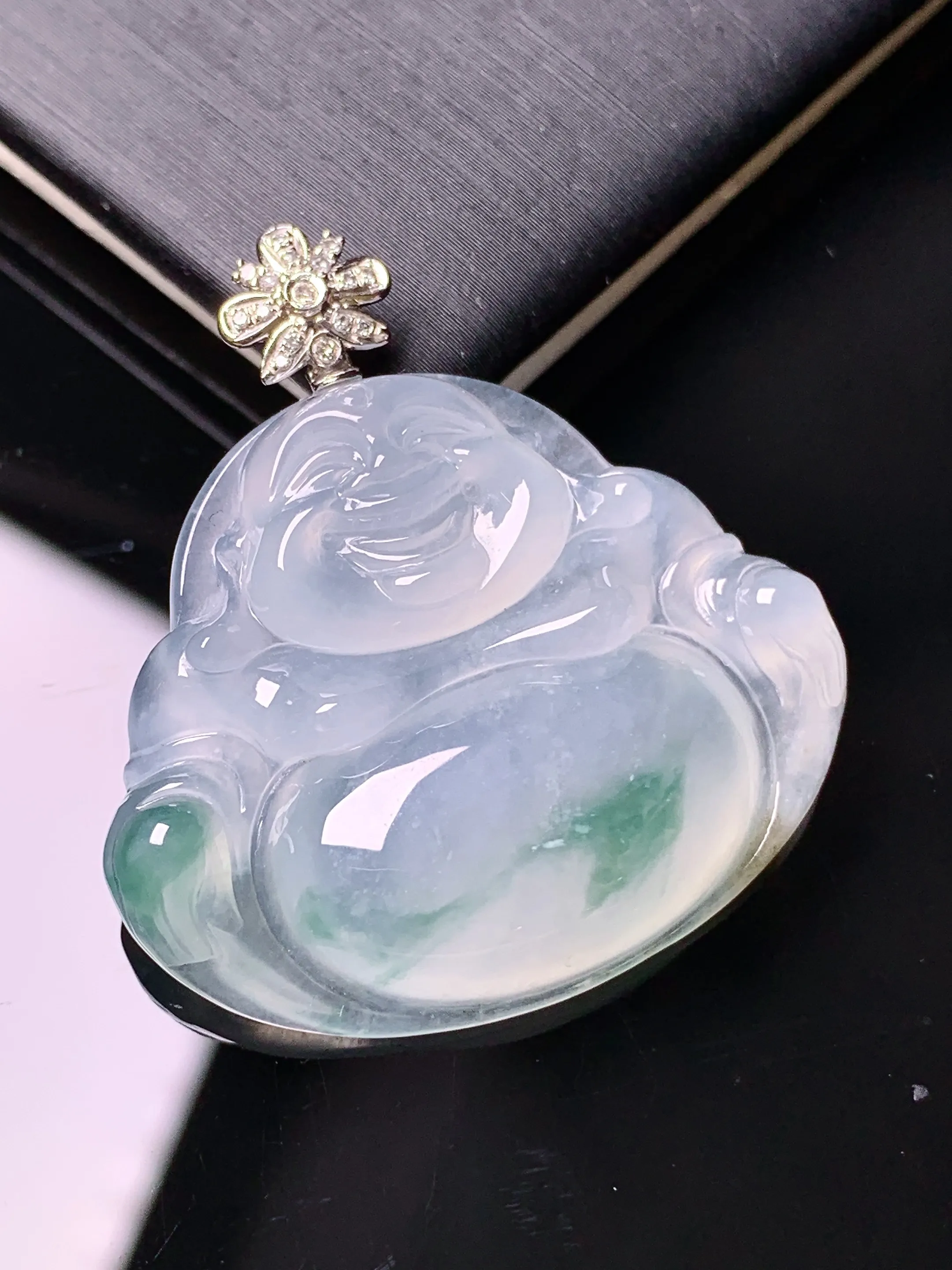 18k金钻镶嵌冰种飘绿佛公吊坠 玉质细腻 色泽清新艳丽 整体尺寸35*32.5*6.2